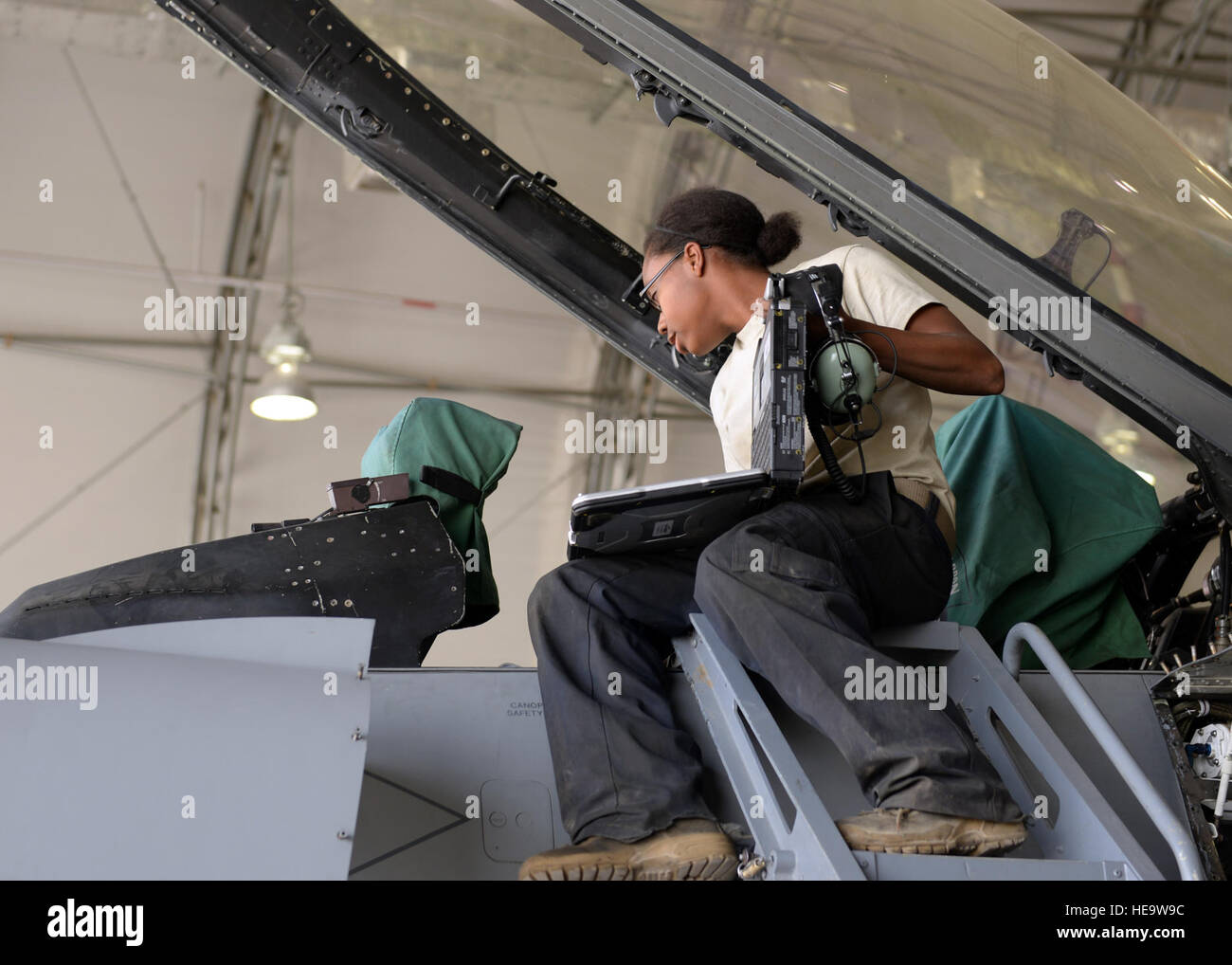 US Air Force Senior Airman Kristina Manning, 455. Expeditionary Flugzeug-Geschwader f-16 Betreuer überprüft Innenseite des Cockpits während einer Phase Inspektion 7. Juli 2015, in Bagram Air Field, Afghanistan. Das Inspektionsteam Phase, die zwei Monate lang auf BAF bereitgestellt wurde, arbeitet an ihrem 12. Phase Inspektion, das auftritt, nachdem ein Jet 400 Flugstunden erreicht hat.  Senior Airman Cierra Presentado Stockfoto