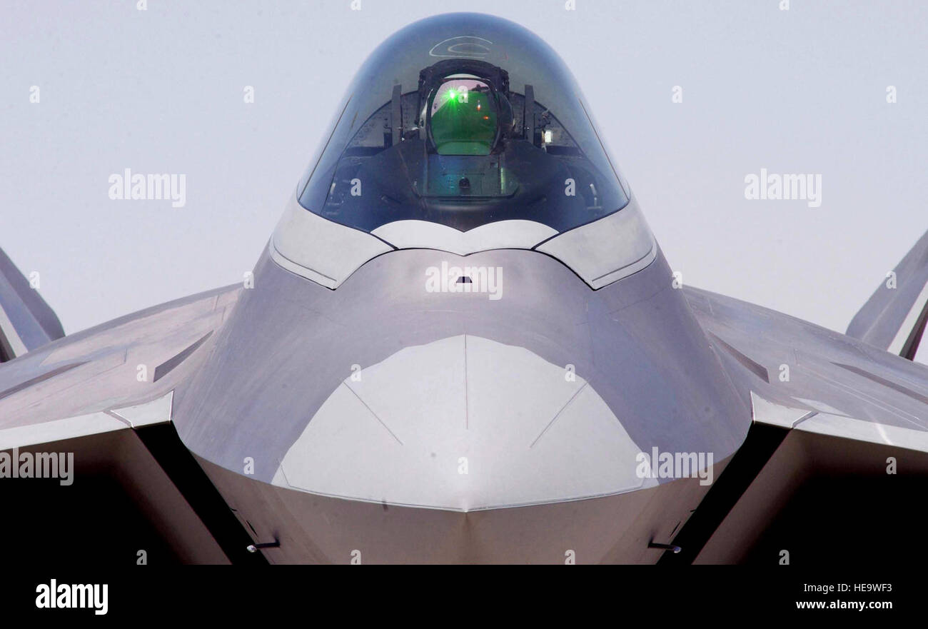 NELLIS AIR FORCE BASE, Nevada--die F/A-22 Raptor ist der Ersatz für die f-15 Eagle Luft-Überlegenheit Kämpfer. Die Raptor ist das fortschrittlichste Jagdflugzeug der Welt kombiniert einen revolutionären Sprung in Technik und Funktion mit eingeschränkter Support-Anforderungen und Wartungskosten. Integrierte Avionik der f-22 gibt es erste Blick, erster Schuss, First-Kill-Fähigkeit, die Luft Dominanz der USA seit Jahrzehnten garantieren wird. Mit dem Zusatz von Raptor Kennzeichen 0015 an der Basis steigt die Zahl der F/A-22 s am Nellis auf vier.  Techn. Sgt. Kevin J. Grünwald) Stockfoto