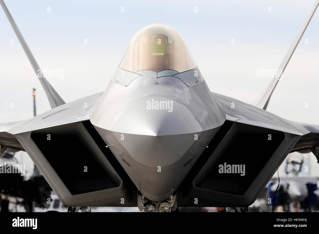 Ein F-22 Raptor der 49th Fighter Squadron bereitet sich auf eine Red Flag-Trainingsmission auf der Nellis Air Force Base in Nevada vor. Red Flag bietet realistisches Kampftraining mit US-amerikanischen und alliierten Luftstreitkräften. Stockfoto