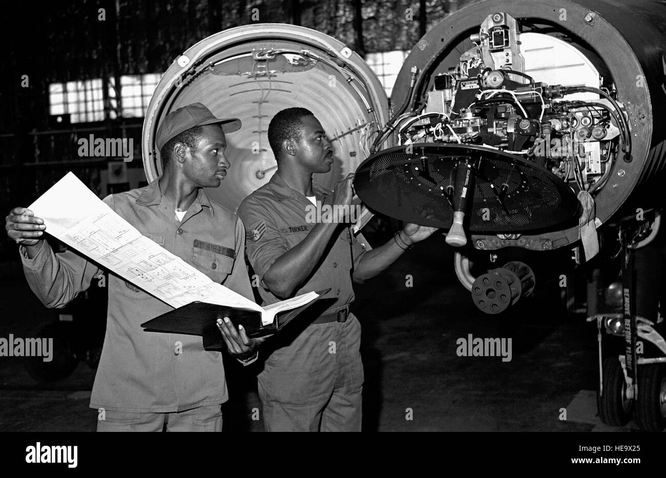 Inspizieren Sie Staff Sergeant Henry J. Turner und Sergeant Herbert D. Alston, 51. Equipment Maintenance Squadron, die Radar-Paket des Flugzeuges F-4E Phantom II, 41. Taktischer Kämpfer-Flügel zugeordnet. Stockfoto