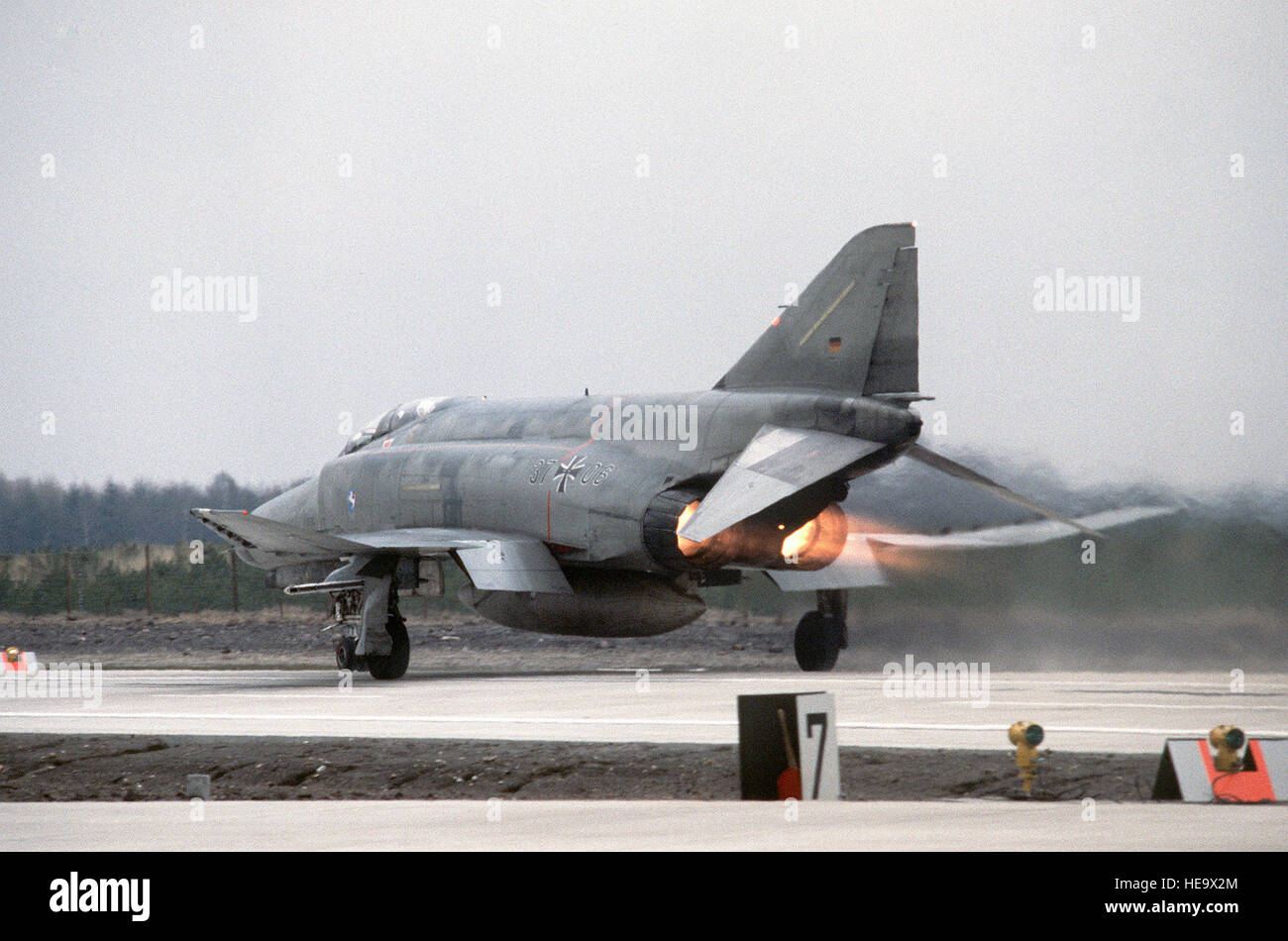 Rückansicht eines westdeutschen f-4 Phantom II Flugzeug abheben von der Autobahn links. Stockfoto
