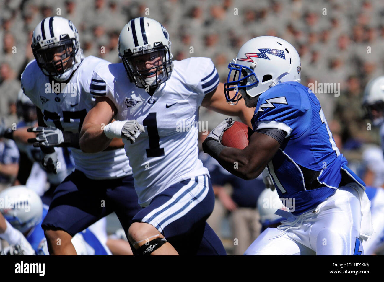 Falken Runningback Asher Clark wendet sich die Ecke Upfield gegen Cougars Verteidiger Vic So'oto (links) und Jordan Pendleton während des Spiels der Luftwaffe-BYU Falcon Stadium 11. September 2010. Clark, ein zweiter Klasse Kadetten und gebürtig aus Lawrenceville, Georgia, hatte 121 Yards auf 18 trägt in Air Force 35-14 Sieg. Mike Kaplan) Stockfoto