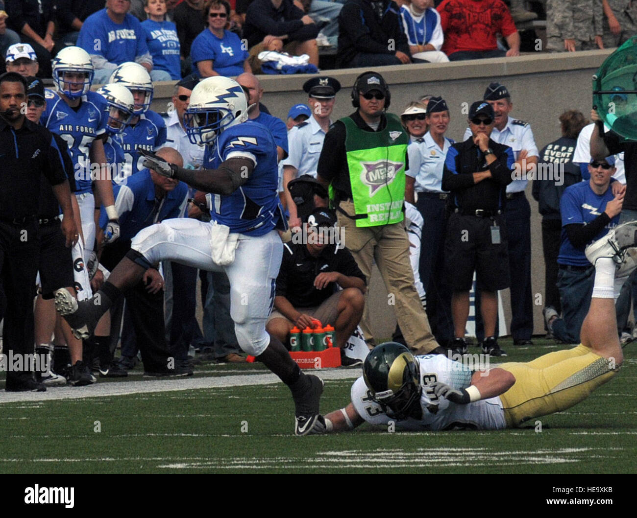 Air Force junior Runningback Asher Clark entgeht einen Zweikampf während der Luftwaffe-CSU-Spiel im Falcon Stadium 9. Oktober 2010. Clark, gebürtig aus Lawrenceville, Georgia, 17 Mal für 125 Yards und wurde Neunte Falcon, universell einsetzbares 2.000 Yards zu übertreffen. (Luftwaffe Foto/Rachel Boettcher) Stockfoto