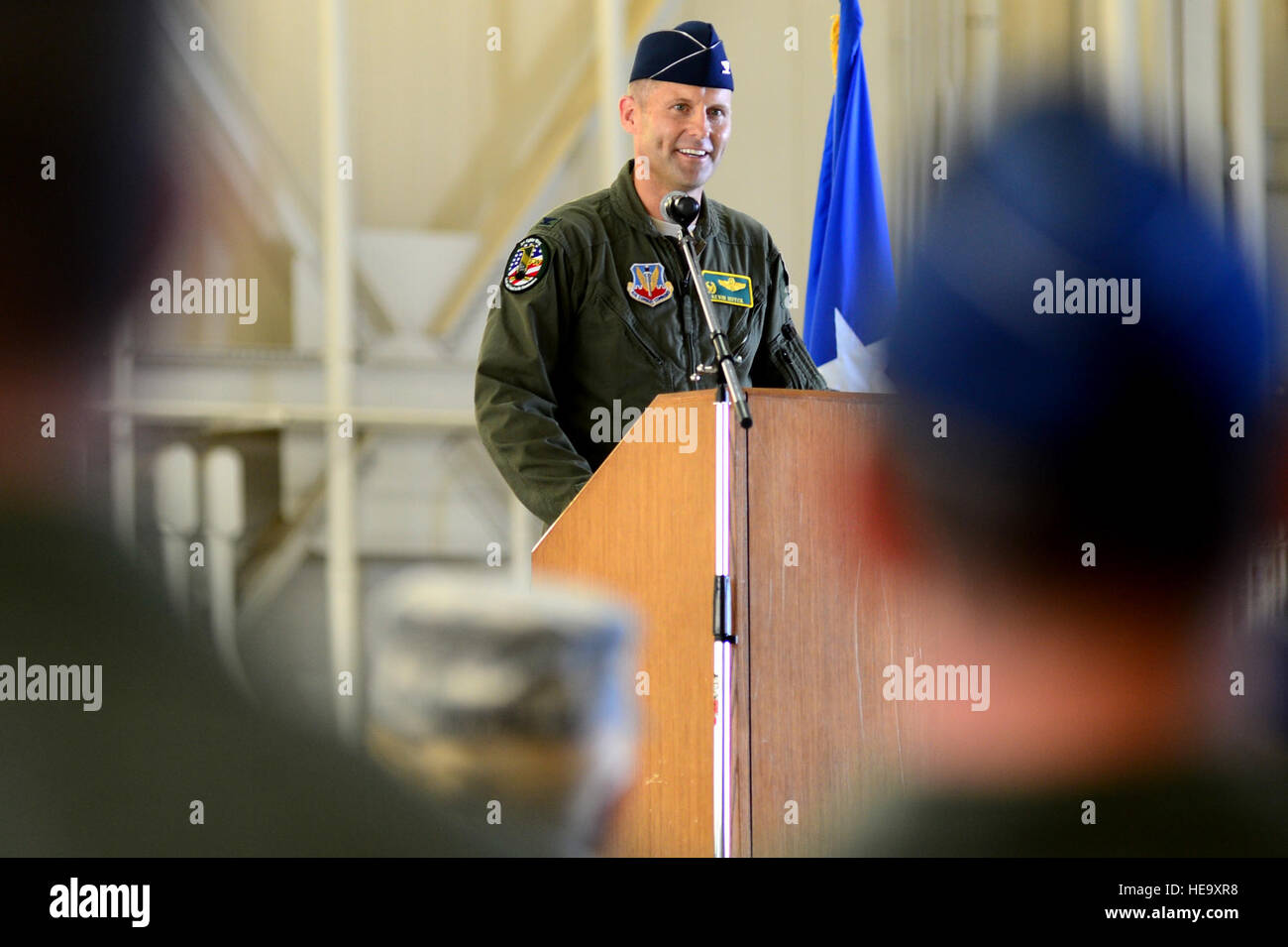 US Air Force Colonel Kevin A. Huyck, 1st Fighter Wing Commander, befasst sich die Männer und Frauen der 1. FW nachdem er sein Kommando auf der Langley Air Force Base, VA., 15. Juli 2013. Huyck ist ein Befehl Pilot mit mehr als 3.000 Flugstunden.  Senior Airman Kayla Newman Stockfoto