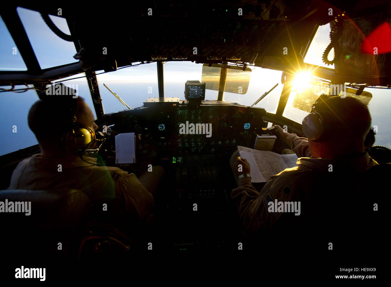 (Links) 746th Expeditionary Airlift Squadron c-130 Hercules-Piloten fliegen Capt Trent Gilmore und Lt. Col Donald Langiewicz, eine Luft-Transport-Mission zur Unterstützung kombiniert Joint Task Force Horn von Afrika. Die c-130-Besatzung Treibstoff und andere Versorgungsgüter an Camp Lemonier in Dschibuti, Afrika geliefert. Langiewicz und Kapitän Gilmore sind aus 914th Airlift Wing, Niagara Falls, NY bereitgestellt. Stockfoto