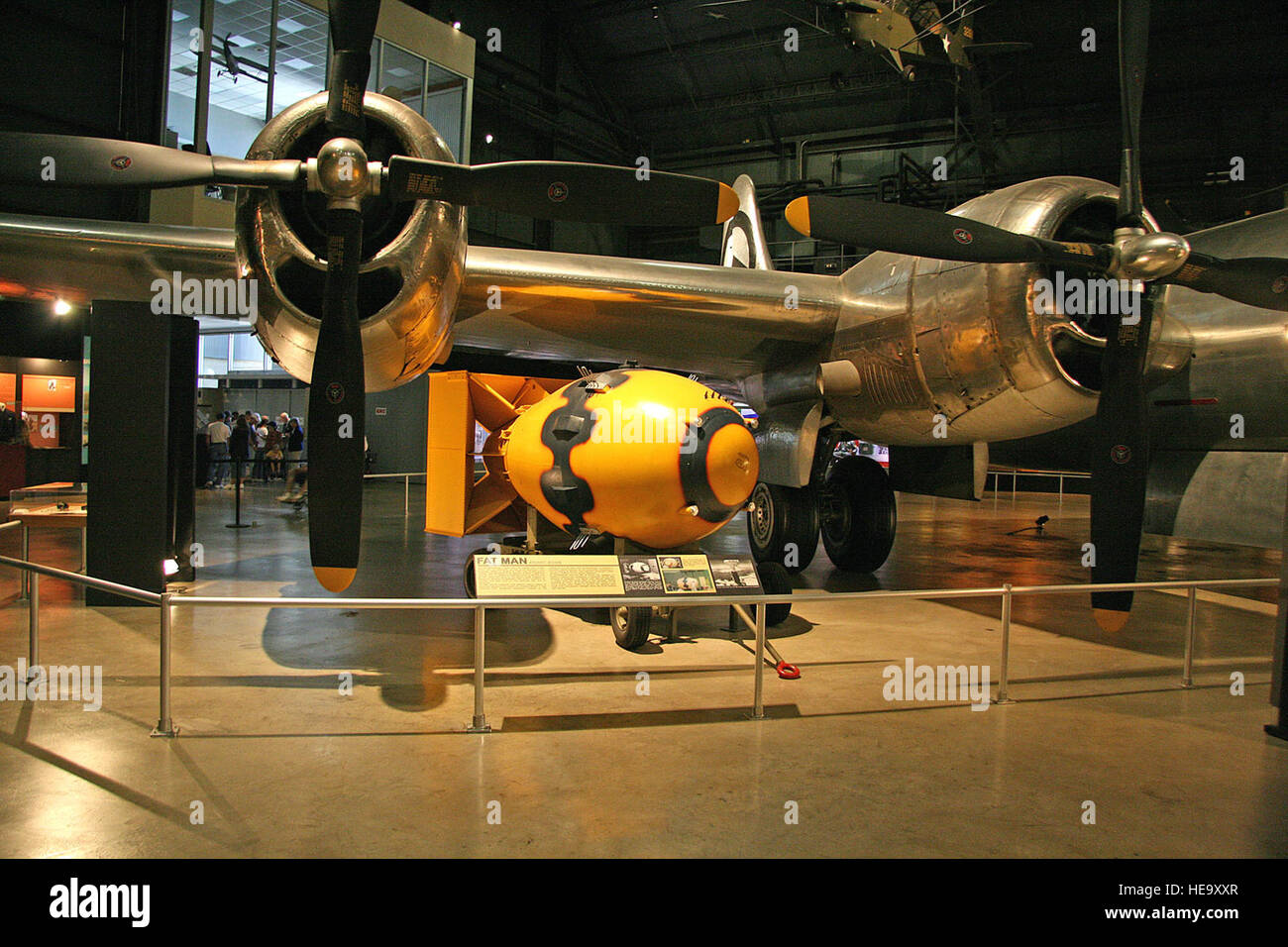 DAYTON, Ohio--Scott Hattrup von Lenexa, Kansas, besuchte das National Museum der United States Air Force zum zweiten Mal am 3. September 2007. Er nahm dieses Foto der Atombombe "Fat Man" vor der b-29 "Bockscar" während seines Besuchs. (Foto mit freundlicher Genehmigung von Scott Hattrup) Stockfoto