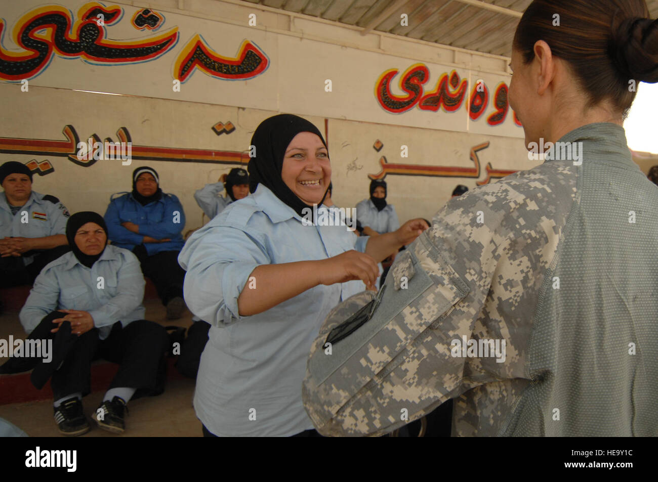 US Armee Sgt. 1. Klasse Sumalee Bustamante, Zug-Sergeant, Brigade spezielle Truppen Bataillon, 10th Mountain Division, Fort-Trommel, N.Y., eingesetzt, um nach vorne Operating Base Krieger, Kirkuk, Irak, Dank freiwilliger, die Schritte bis um zu helfen irakischen Frauen Ausbildung zum einen Teil der irakischen Sicherheit weisen an den irakischen Kirkuk Kräfte Polizei-Akademie, Irak, 26. August 2008. Stockfoto