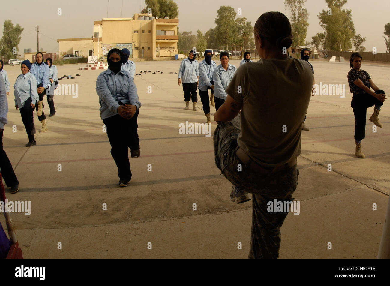 US Army Spc Jennifer Swierk, Fairbanks, Alaska native, Brigade spezielle Truppen Bataillon, 10th Mountain Division, Fort-Trommel, N.Y., bereitgestellt auf Forward Operating Base Krieger, Kirkuk, Irak, führt körperliches Trainingsübungen für irakische weibliche Auszubildende bei Kirkuk irakischen Polizeiakademie, 26. August 2008. Stockfoto