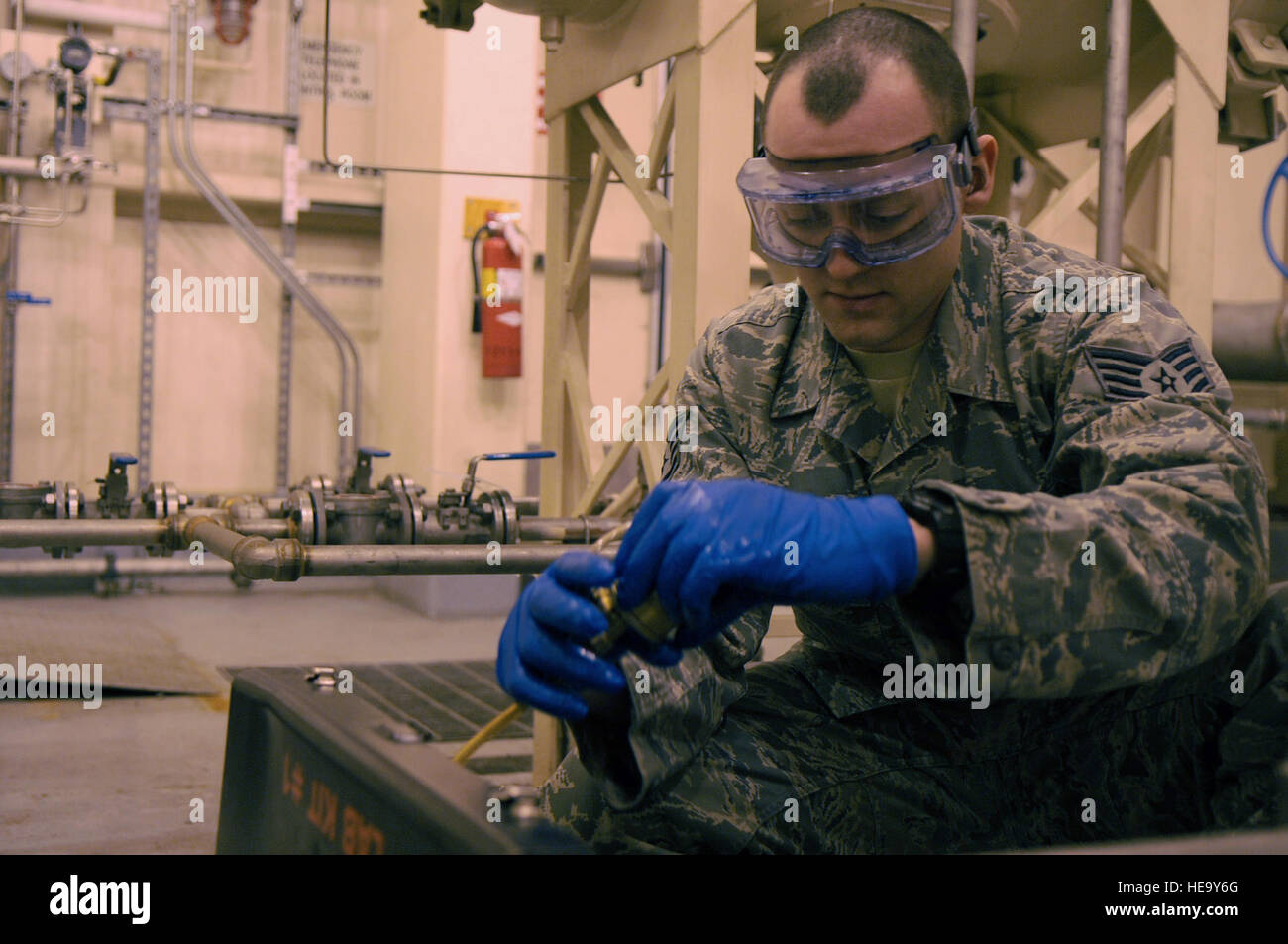 US Air Force Staff Sgt Daniel Klinger, 354. Logistik Bereitschaft Squadron  Labortechniker entfernt einen Wasserfilter-Erkennung bei den Tanker  Pumpenhaus 20. März 2012, Eielson Air Force Base in Alaska. Der Wasserfilter-Erkennung  erkennt, dass