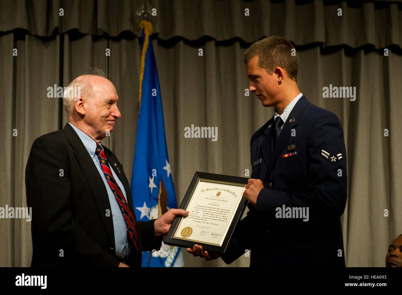 John Cahoon, Kommandant des Fort Walton Beach Kapitels des militärischen Ordens von den Weltkriegen präsentiert US Air Force Airman 1. Klasse Trent Mitchell, eine Mannschaft Leiter für 801st spezielle Operationen Wartung Geschwader, mit einer Plakette im Rahmen einer Feierstunde anlässlich der 8. Special Operations Squadron Auditorium auf Hurlburt Field, Florida, 1. Oktober 2012. Die Zeremonie geehrt die Heldentaten von Mitchell, wenn er eine Frau, die mehrere Schusswunden erlitten, medizinische Nothilfe gewährt. Flieger 1. Klasse Christopher Williams) Stockfoto