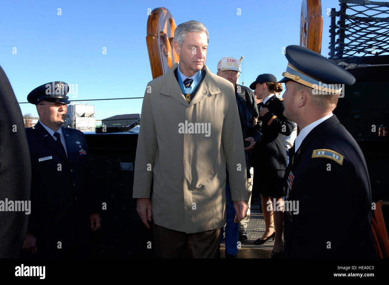 Pensionierte US Armee Generalleutnant Robert Foley, Ehrenmedaille Empfänger, besteigt die Fregatte USS Constitution 30. September 2006, in Boston, Massachusetts.  Walter Santos Stockfoto