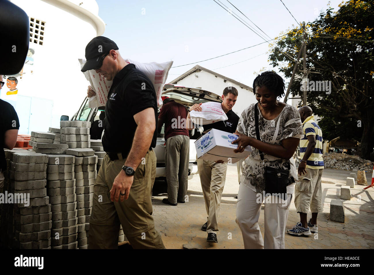 Mitglieder der US-Luftstreitkräfte in Europa und Afrika Air Forces rock Band, "Nachbrenner" Carry spendete Nahrung in einem Waisenhaus vor dort ein Konzert in Dakar, Senegal 18. Juni 2014. USAFE-AFAFRICA Flieger sind im Senegal für afrikanische Partnerschaft Flug, ein Programm zur Verbesserung der Kommunikation und Interoperabilty zwischen den regionalen Partnern in Afrika. Die Band spielt mehrere Locations in der Umgebung, Kindern und Musikern durch die universelle Sprache der Musik zu begeistern.  Staff Sgt. Ryan Crane) Stockfoto
