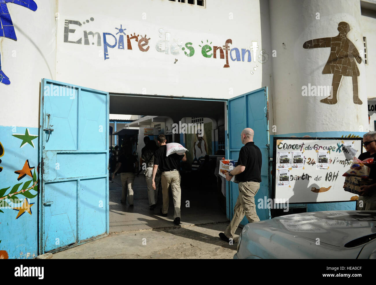 Mitglieder der US-Luftstreitkräfte in Europa und Afrika Air Forces rock Band, "Nachbrenner" Carry spendete Nahrung in einem Waisenhaus vor dort ein Konzert in Dakar, Senegal 18. Juni 2014. USAFE-AFAFRICA Flieger sind im Senegal für afrikanische Partnerschaft Flug, ein Programm zur Verbesserung der Kommunikation und Interoperabilty zwischen den regionalen Partnern in Afrika. Die Band spielt mehrere Locations in der Umgebung, Kindern und Musikern durch die universelle Sprache der Musik zu begeistern.  Staff Sgt. Ryan Crane) Stockfoto