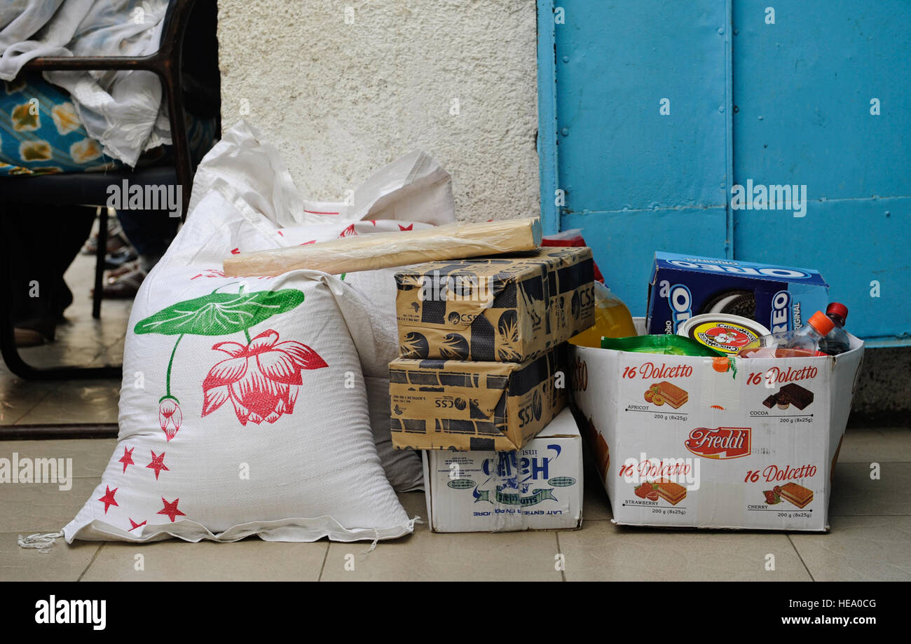 Mitglieder der US-Luftstreitkräfte in Europa und Afrika Air Forces rock Band, "Nachbrenner" Carry spendete Nahrung in einem Waisenhaus vor dort ein Konzert in Dakar, Senegal 18. Juni 2014. USAFE-AFAFRICA Flieger sind im Senegal für afrikanische Partnerschaft Flug, ein Programm zur Verbesserung der Kommunikation und Interoperabilty zwischen den regionalen Partnern in Afrika. Die Band spielt mehrere Locations in der Umgebung, Kindern und Musikern durch die universelle Sprache der Musik zu begeistern.  Staff Sgt. Ryan Crane) Stockfoto