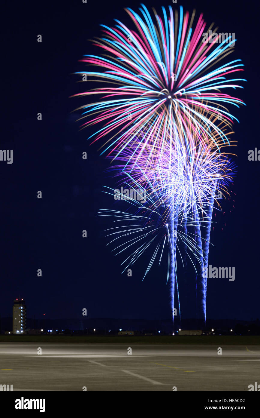 Yokota Air Base, Japan, feiert den 4. Juli mit 334 Feuerwerken der Tamaya Kitahara Fireworks Co. Ltd., beleuchtet den Flugplatz mit einer Anzeige von Sternenflügen. Stockfoto