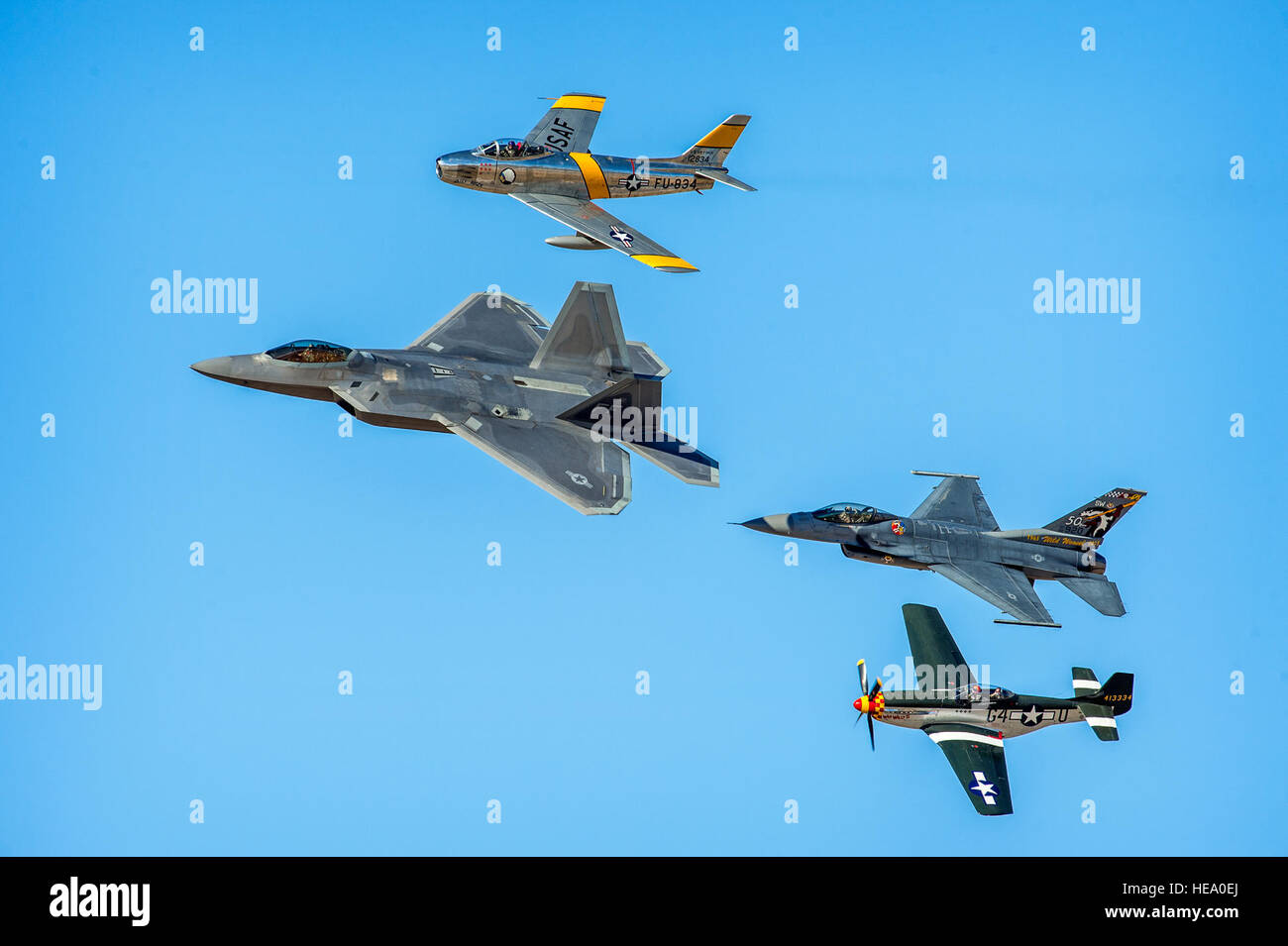 Vier Generationen und über 70 Jahren der US Army Air Corps / US Luftwaffe Luftüberlegenheit und Technologiesprünge, die behauptet, durch eine einzige Formation eine f-22 Raptor, f-86 Sabre, f-16 Fighting Falcon und einer P - 51D Mustang während des Heritage Flight Trainings an Davis-Monthan AFB, Tucson, Arizona, 5. März 2016 vertreten sind.  J.m. Eddins Jr.) Stockfoto