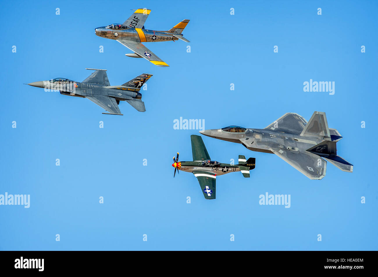 Vier Generationen und über 70 Jahren der US Army Air Corps / US Luftwaffe Luftüberlegenheit und Technologiesprünge, die behauptet, durch eine einzige Formation eine f-22 Raptor, f-86 Sabre, f-16 Fighting Falcon und einer P - 51D Mustang während des Heritage Flight Trainings an Davis-Monthan AFB, Tucson, Arizona, 5. März 2016 vertreten sind.  J.m. Eddins Jr.) Stockfoto