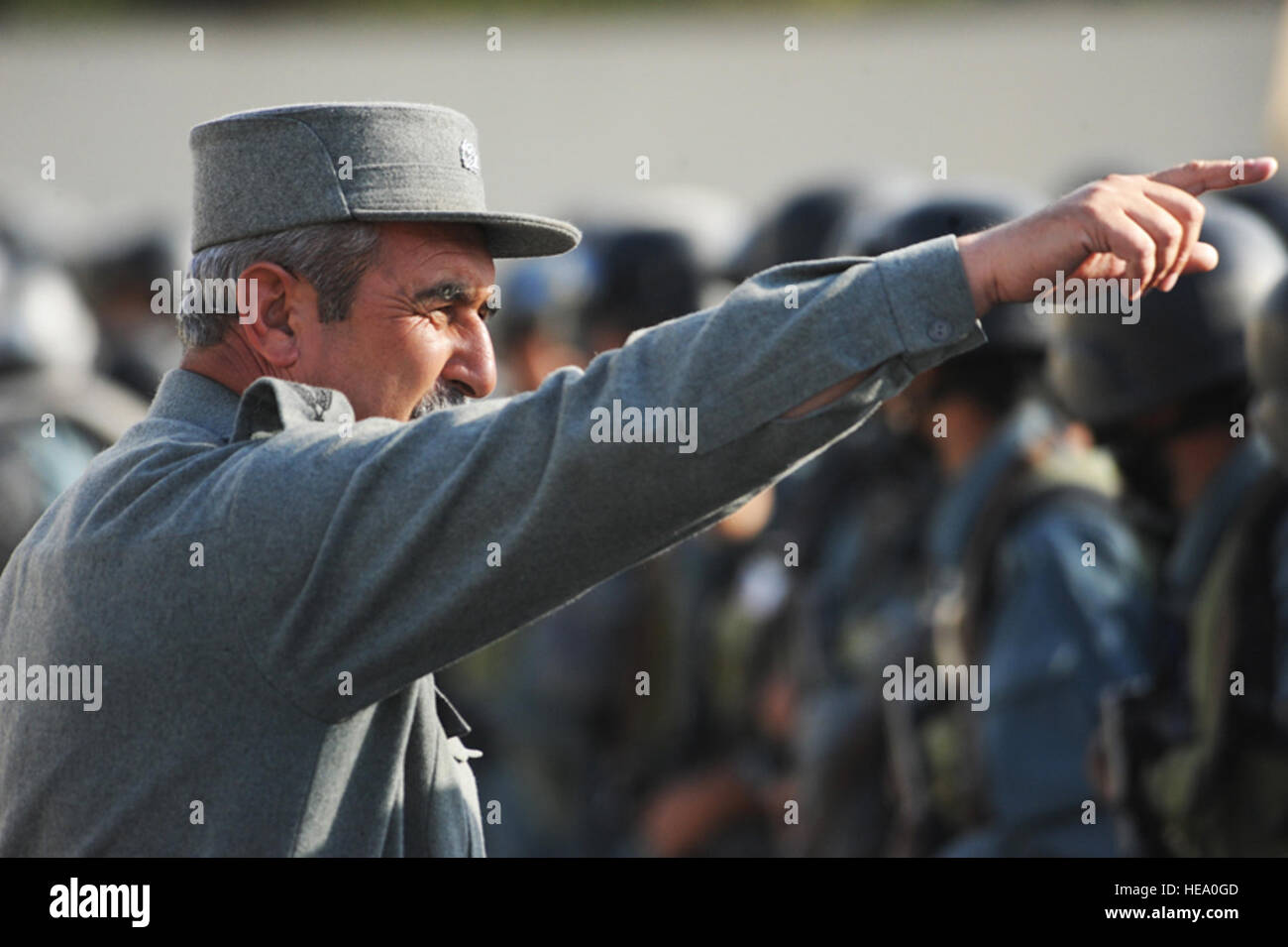 100423-F-5561D-001-Kabul - Linien eine afghanischen nationalen zivilen Ordnung Polizist (ANCOP) Truppen in Formation während einer Zeremonie vor der Bereitstellung 23. April 2010. ANCOP sind die Elitetruppe der afghanischen Polizei. Sie erhalten zusätzliche Ausbildung in bürgerlichen Ordnung und der städtischen Polizei. ANCOP sind der Schlüssel zur Gewährleistung der Sicherheit in den Bereichen dieser afghanischen nationalen Sicherheitskräfte (Armee und Polizei) und Koalitionstruppen gelöscht haben, wodurch die Regierung der islamischen Republik von Afghanistan benötigten Dienstleistungen und Governance. Senior Airman Matt Davis) Stockfoto