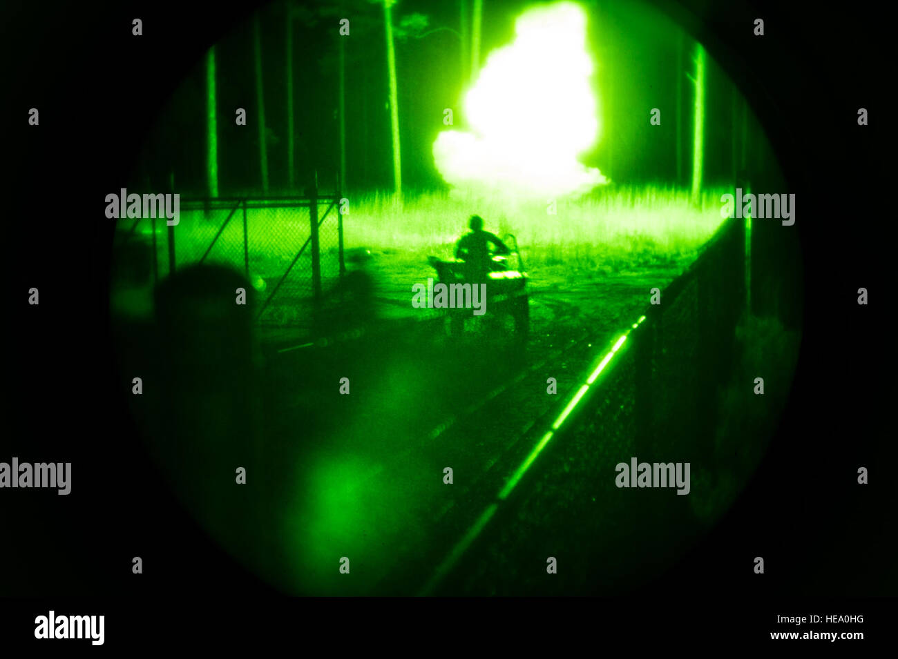 Ein Mitglied der Army Special Forces fährt ein geländegängiges Fahrzeug vorbei simulierten Offenbach während einer Übung auf Eglin Range, Florida, 5. November 2013. Die Mitglieder sind verschiedene Waffen, Fahrzeuge und simulierten Kampfszenarien Hurlburt Field für zwei Wochen Training besuchen. Senior Airman Christopher Callaway) Stockfoto