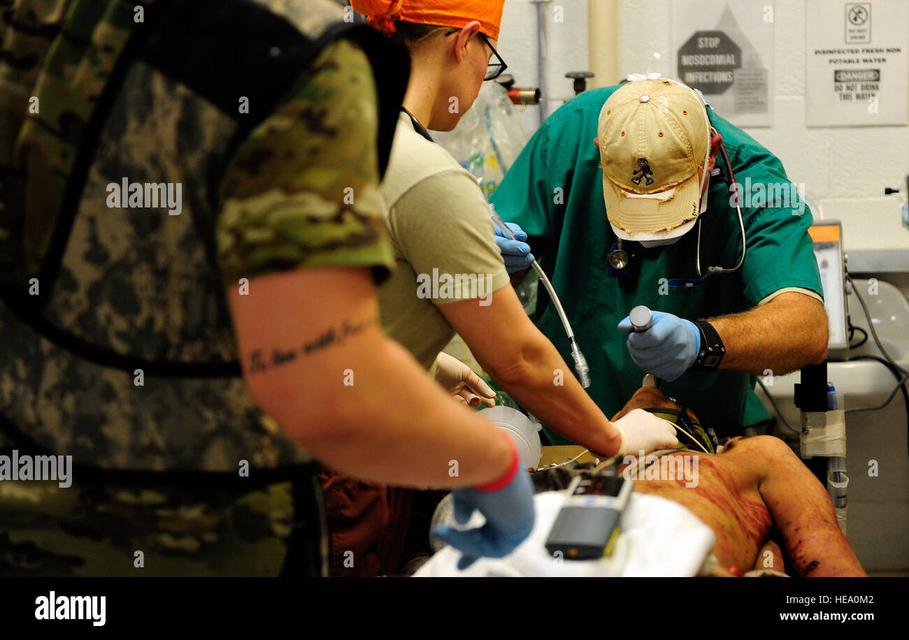 Mediziner aus dem 67. vorwärts chirurgischen Team arbeiten fleißig, um das Leben eines Opfers improvisierten Sprengkörpern auf Vorwärts operative Basis Farah, Provinz Farah, Afghanistan Juni 20 zu retten. 67. FST ist eine Airborne Rolle 2 Feld chirurgische Einrichtung zur Provinz Farah, die Pflege für Trauma-Patienten, die auf dem Spiel des Lebens, des Körpers oder Sehvermögen zu verlieren, bis sie stabil genug, um auf den nächsten Rängen Pflege übertragbar sind.  Staff Sergeant Jonathan Lovelady) Stockfoto