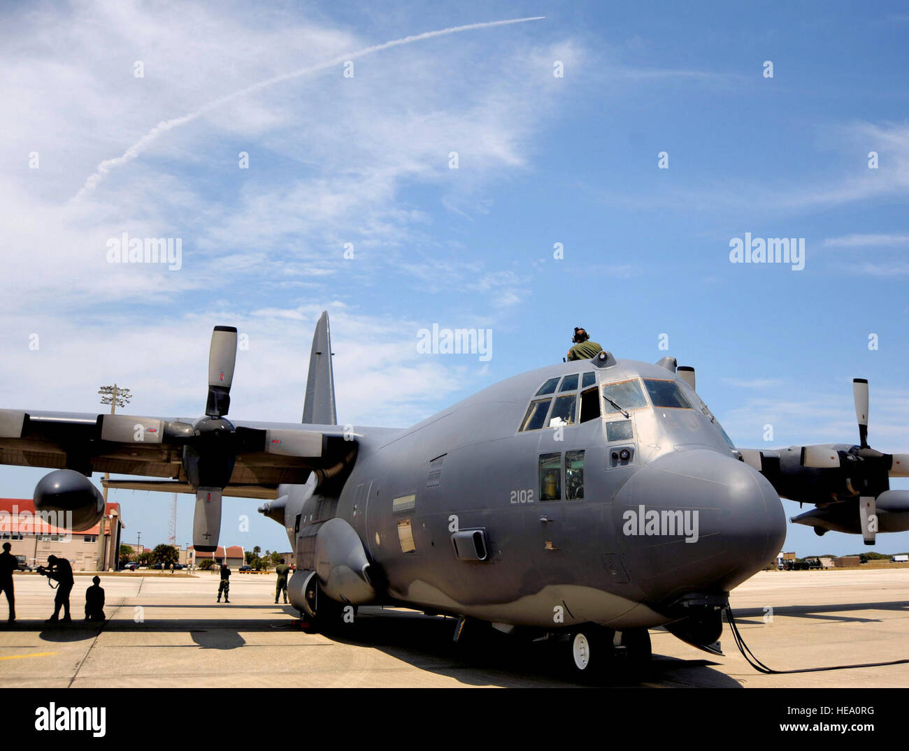 Mitglieder der Air National Guard 106. Rescue Wing, 102. Rescue Squadron F.S Gabreski Flughafen in Westhampton Beach, N.Y. zusammen mit Pararescuemen (PJ) aus der 131. Rescue Squadron von Moffett Federal Airfield, Mountain View, Ca., in der Nähe von Patrick Air Force Base, Florida als NASA Space Shuttle-Mission, STS-125, startet vom Kennedy Space Center der NASA am 11. Mai 2009 ansehen Der Start von STS-125 markiert die 106. Rescue Wing 100. Rettungs-Unterstützungsmission seit Beginn ihrer Teilnahme im Jahr 1988.  Personal David J. Murphy) Stockfoto