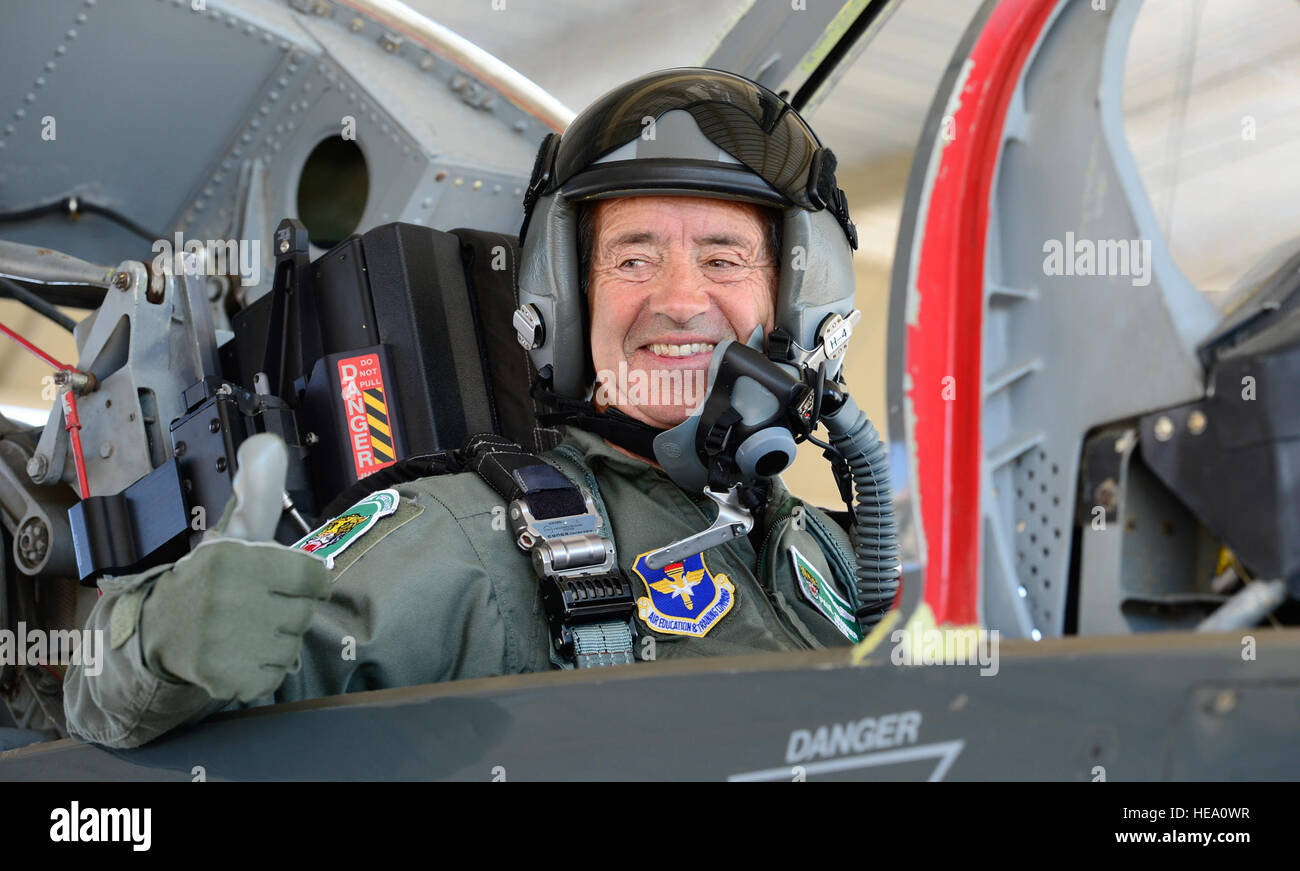 Paul Granger, ehemalige b-52 Stratofortress Pilot ist ein Signal an seine Freunde und seine Familie vor dem Rollen auf gemeinsamer Basis San Antonio-Randolph, Texas, 3. März 2016. 560th Flying Training Geschwader flog Granger um San Antonio als Teil der Freiheit Flyer Wiedervereinigung, eine jährliche Feier, die den Dienst der Luftwaffe Kriegsgefangene während des Vietnam-Krieges zu erkennen. Am 20. Dezember 1972 war Granger abgeschossen in der Nähe von Hanoi im Norden Vietnams während er auf einem Kampfeinsatz zur Unterstützung der Operation Linebacker II war. Operation Linebacker II wurde eine Reihe von Bombardierung Läufe durchgeführt in einer Bemühung zerstören große noch Stockfoto