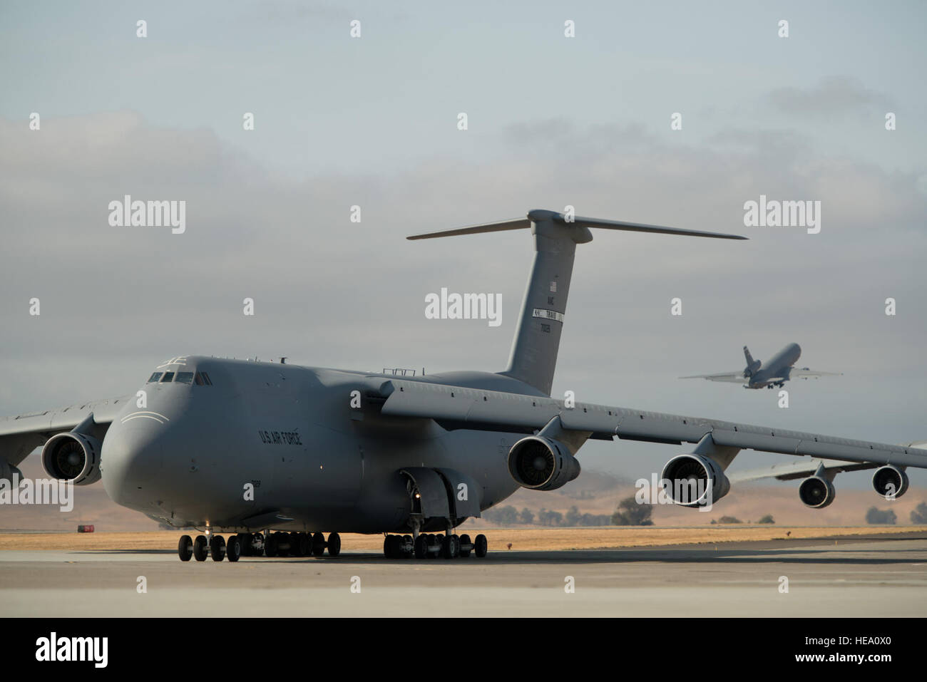 Ein 22-Flugzeuge "Freiheit Einführung" fand an Travis AFB, Kalifornien, 11. September 2013. 7 c-17 Globemaster III, 11 KC-10 Extender und vier C-5 b-Galaxien aus der 60. Air Mobility Wing aufgereiht in was historisch als eine "Elephant Walk", anschließend nacheinander über 36 Minuten gestartet, um Air Mobility Command Missionen teilnehmen bezeichnet wird. Das erste Flugzeug in der Aufstellung, eine c-17 auf 08:46, zur gleichen Zeit Terroristen American Airlines Flug 11 in den Nordturm des World Trade Center in New York City 12 Jahre zuvor stürzte ins Leben gerufen. Ken Wright) Stockfoto