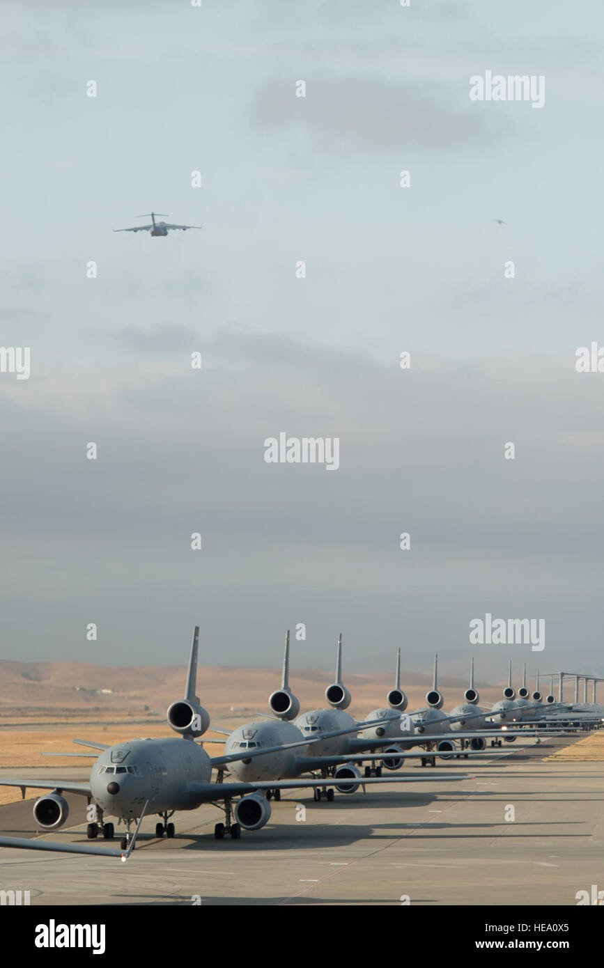 Ein 22-Flugzeuge "Freiheit Einführung" fand an Travis AFB, Kalifornien, 11. September 2013. 7 c-17 Globemaster III, 11 KC-10 Extender und vier C-5 b-Galaxien aus der 60. Air Mobility Wing aufgereiht in was historisch als eine "Elephant Walk", anschließend nacheinander über 36 Minuten gestartet, um Air Mobility Command Missionen teilnehmen bezeichnet wird. Das erste Flugzeug in der Aufstellung, eine c-17 auf 08:46, zur gleichen Zeit Terroristen American Airlines Flug 11 in den Nordturm des World Trade Center in New York City 12 Jahre zuvor stürzte ins Leben gerufen. Ken Wright) Stockfoto