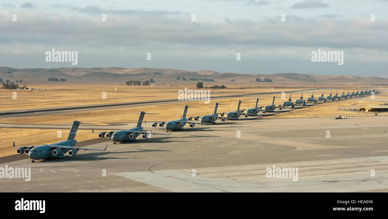 Ein 22-Flugzeuge "Freiheit Einführung" fand an Travis AFB, Kalifornien, 11. September 2013. 7 c-17 Globemaster III, 11 KC-10 Extender und vier C-5 b-Galaxien aus der 60. Air Mobility Wing aufgereiht, dann startete nacheinander über 36 Minuten um Air Mobility Command Missionen teilzunehmen. Das erste Flugzeug in der Aufstellung, eine c-17 auf 08:46, zur gleichen Zeit Terroristen American Airlines Flug 11 in den Nordturm des World Trade Center in New York City 12 Jahre zuvor stürzte ins Leben gerufen.   (Freigegeben - US Luftwaffe Foto/Heide Couch) Stockfoto