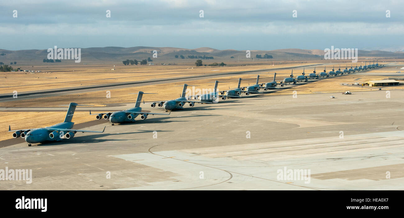 Sieben Flugzeuge der US Air Force c-17 Globemaster III, 11 KC-10 Extender Flugzeuge und vier c-5 Galaxy Flugzeuge zugewiesen, das 60. Air Mobility Wing Line up auf Travis Air Force Base, Kalifornien, 11. September 2013, für die Freiheit zu Ehren der Opfer der Terroranschläge von 9/11 zu starten. Das erste Flugzeug ging um 08:46, stürzte die gleiche Zeit-Terroristen American Airlines Flug 11 in den Nordturm des World Trade Centers, mit den restlichen 21 Flugzeuge starten nacheinander in eine 36-Minuten-Zeitraum. Terroristen entführt vier Passagierflugzeuge 11. September 2001. Zwei der Flugzeuge waren d Stockfoto