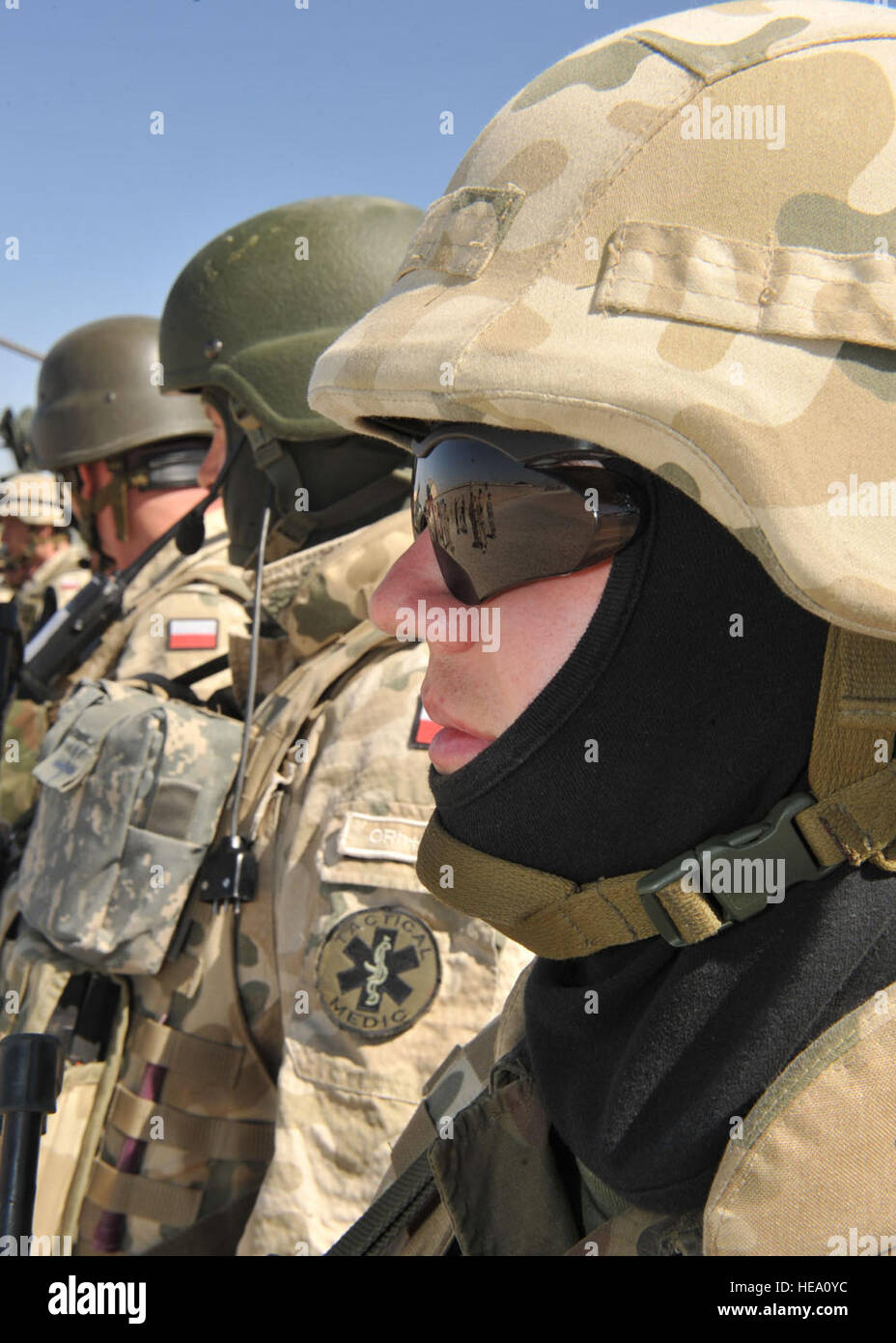 100319-F-4473M-035: Provinz GHAZNI, Afghanistan - polnische Soldaten Stand in der Bildung zu Französisch Generalmajor Jacques LeChevallier, stellvertretender Kommandant International Joint Command, Major General Jan Dziedzic, polnische stellvertretender Kommandeur der kombiniert Joint Task Force-82, bei Forward Operating Base Ghazni, Polnisch 19.März.  Die Generäle Besuch erlaubte ihnen, aus erster Hand sehen die Partnerschaft zwischen afghanischen nationalen Sicherheitskräfte und Task Force White Eagle Counter improvisierten Sprengkörpern Taktik.  US Air Force Tech Sergeant JT kann III, Provinz Ghazni Wiederaufbau Team Public Affairs) Stockfoto