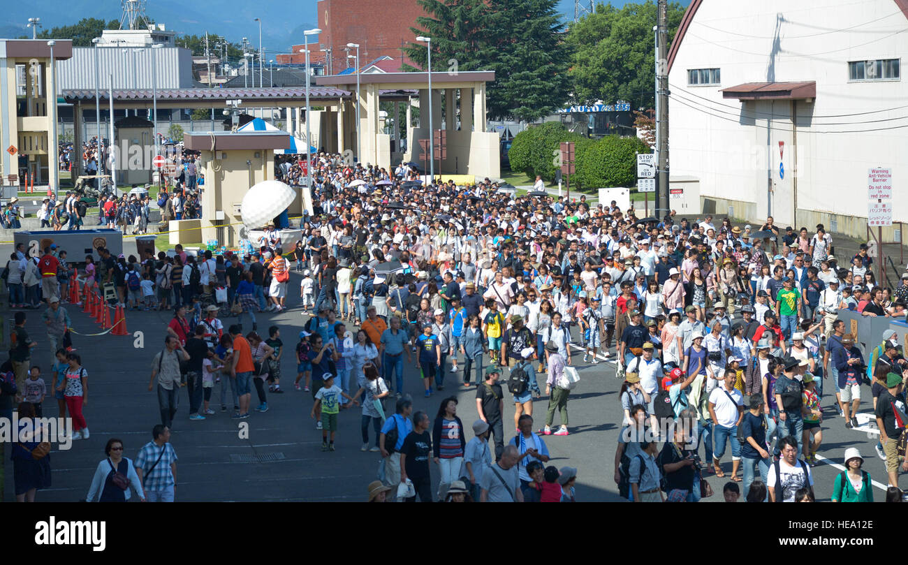 Fuß in Yokota Air Base in der japanisch-amerikanische Freundschaft Festival auf der Yokota Air Base, Japan, 20. September 2015 teilzuhaben. Dieses Festival soll die bilaterale Beziehungen, die von den Vereinigten Staaten und Japan gemeinsam zu stärken.  Senior Airman David Owsianka Stockfoto