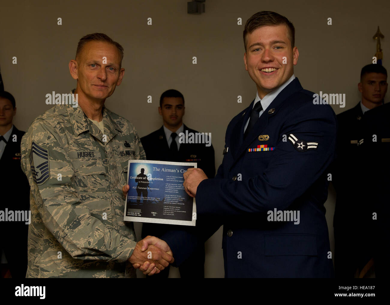 Chief Master Sgt. Robert Hughes, Materiel Pflegegruppe Chef eingetragenen Manager, präsentiert Airman 1st Class Tanner Hearren mit einem ersten Begriff Flieger Center Abschlusszeugnis in Holloman Air Force Base, N.M., 8. Juni 2015. FTAC ist ein Programm, die ersten Amtszeit Flieger mit dem Übergang von der technischen Schule in einer Betriebsumgebung hilft. Es gibt auch die Flieger ein herzliches Willkommen zu Holloman von der Mehrheit der Basis Agenturen, mit denen, die Sie, auf einer täglichen Basis zusammenarbeiten werden.   Senior Airman Leah Ferrante Stockfoto