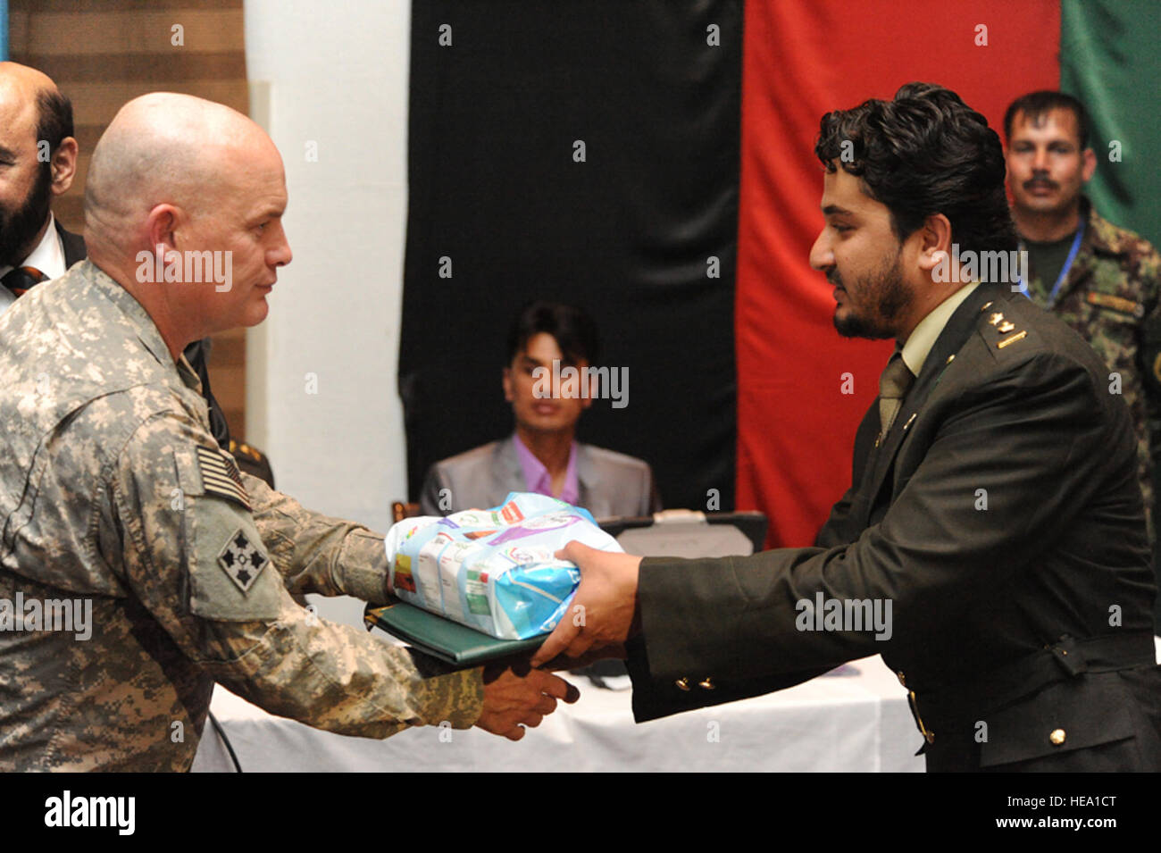 100418-F-5561D-001 Kabul - Christina. David Hogg, stellvertretender Kommandierender General kombiniert Security Transition Command – Afghanistan, Hände ein Absolvent sein Diplom der Streitkräfte Academy of Medical Sciences 18. April 2010. Über 50 zukünftigen afghanische Armee und die afghanische Polizei medizinisches Personal absolvierte. Senior Airman Matt Davis) Stockfoto