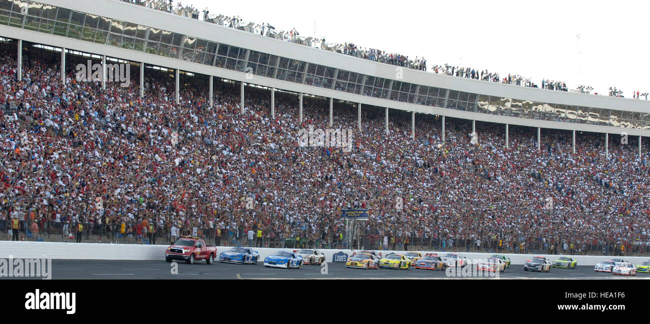 Die NASCAR Pace-Car fährt durch den Vorsitzenden der Joint Chiefs Of Staff, US Marine General Peter Pace, zu Beginn des Rennens Coca-Cola 600 in Charlotte, NC, 27. Mai 2007. NASCAR eingeladen gen Pace, offizielle Pace Car zu würdigen, die Truppen zu fahren.   Verteidigung-Abteilung  US Air Force Staff Sgt D. Myles Cullen (freigegeben) Stockfoto