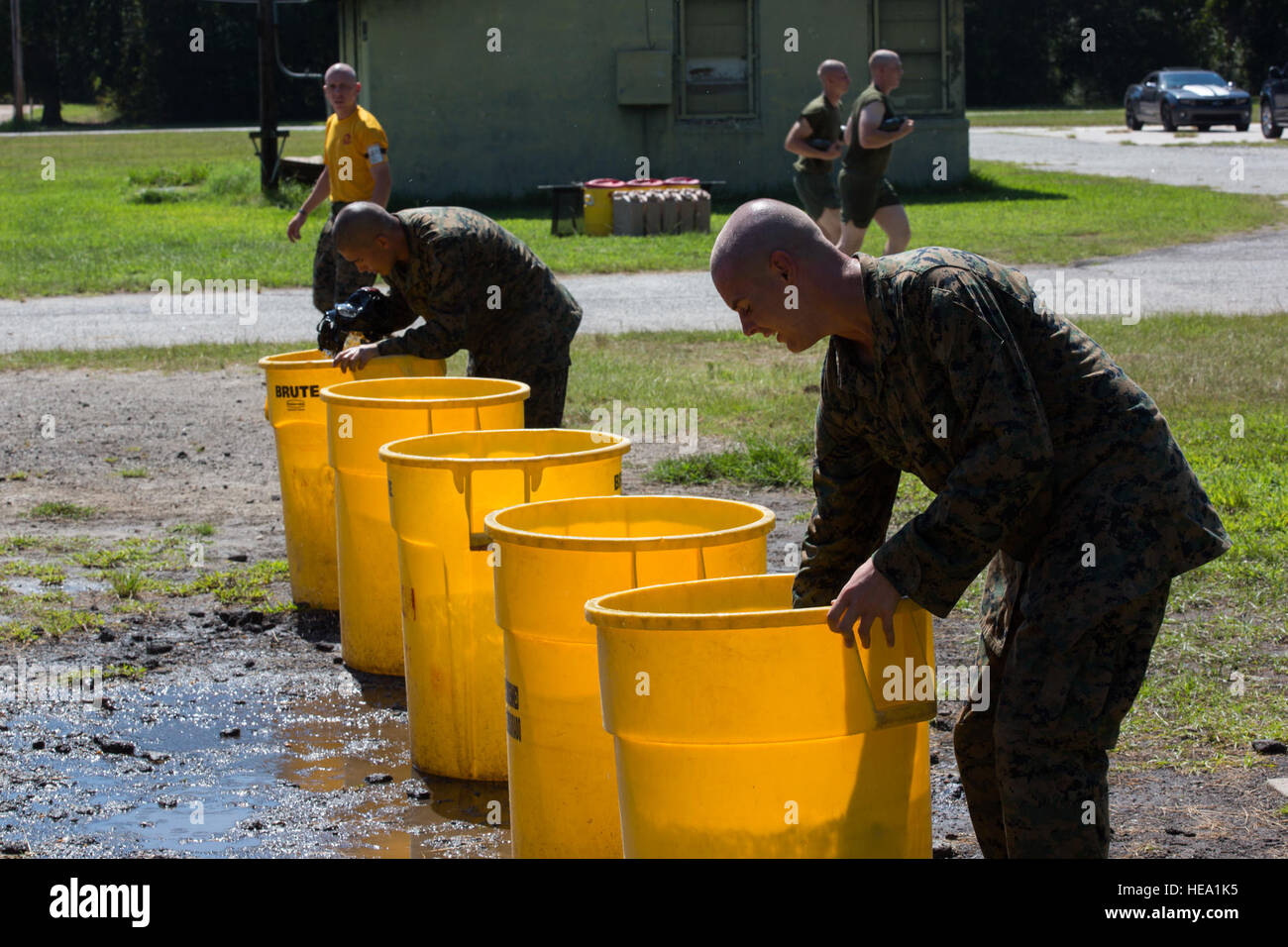 US Marine Corps Rekruten mit Firma F., 2. rekrutieren Training Bataillon rekrutieren Training Regiment, waschen ihre Gasmasken während der Durchführung von chemischen, biologischen, radiologischen, nuklearen (CBRN) Verteidigung Ausbildung auf Parris Island, S.C. 26. Juli 2016. Training für CBRN-Verteidigung ist ein Ereignis, das Rekruten abgeschlossen werden müssen, um eine Vereinigte Staaten Marine zu werden.  CPL Richard Currier Stockfoto