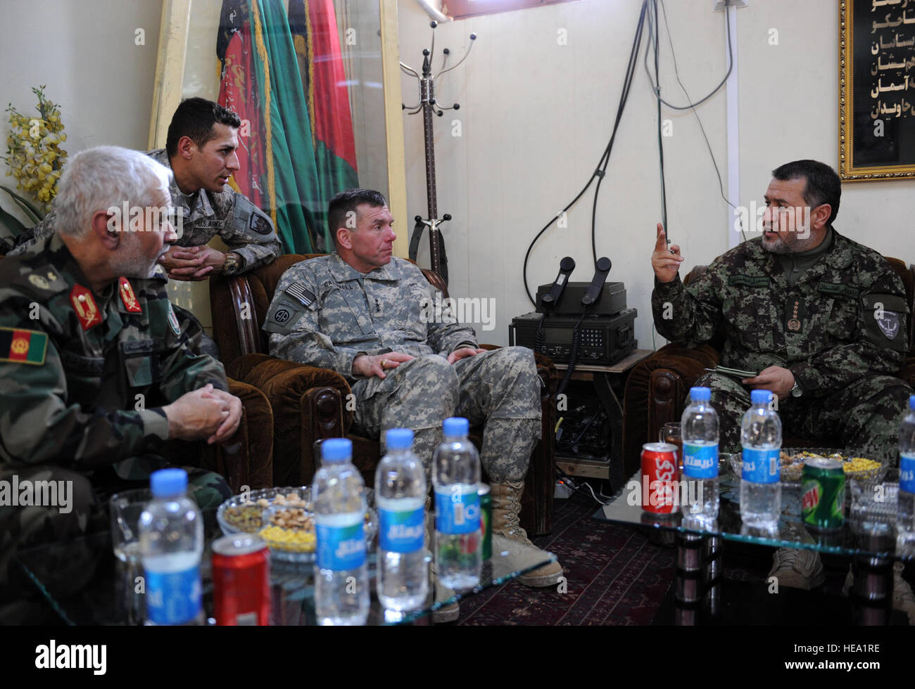 Gen Bismillah Mohammadi, rechts, Afghan National Army (ANA) Chef des Stabes, spricht mit Generalleutnant William B. Caldwell IV, zentrieren, Commander, NATO Training Mission - Afghanistan (NTM-A) ein ANA-Camp in Kandahar, Afghanistan, 4. Januar 2010. Gen Mohammadi eingeladen Generalleutnant Caldwell Treffen mit ANA und Koalitionstruppen auf verschiedenen ANA Beiträge in der gesamten Region. Beide Generäle erhielt Mission Updates und Feedback von ANA und Koalition zwingt auf Ausbildung, der Lebensqualität und der Bekämpfung des Terrorismus. Staff Sgt Larry E. Reid Jr., veröffentlicht) Stockfoto