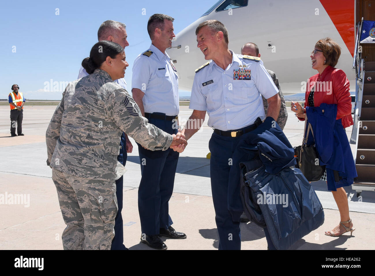 Admiral Paul Zukunft, Kommandant der US Coast Guard wird von Chief Master Sgt. begrüßt.  Idalia Peele, 21. Space Wing command Chief bei Peterson Air Force Base, Colorado, 12. Mai 2016. Vereinsmitglieder ist die North American Aerospace Defense Command und US Northern Command Veränderung teilnehmen. Vereinsmitglieder führt die größte Komponente des Department of Homeland Security, bestehend aus 88.000 Mitarbeiter einschließlich der aktiven Dienst, reservieren, zivilen und freiwilligen Auxiliarists. Airman First Class Dennis Hoffman Stockfoto