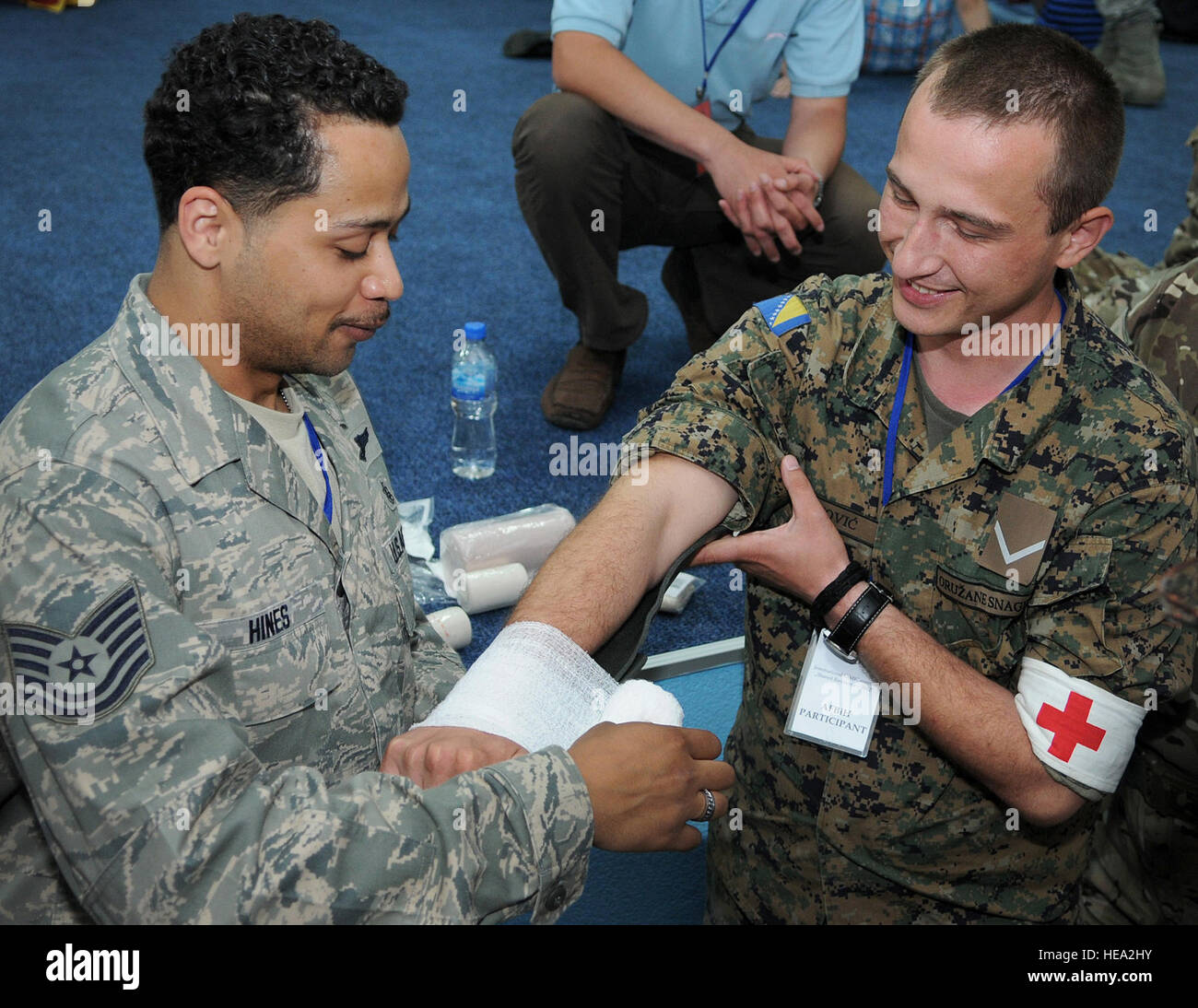 US Air Force Tech SGT Phillip Hines, US Air Force School of Aerospace Medicine, Wright-Patterson Air Force Base in Ohio, veranschaulicht, wie einen Arm mit einer strukturellen Aluminium formbare Schiene Schiene während der kritischen lebensrettenden Fähigkeiten für First Responder Kurs hier 29. Mai 2012. Während des Kurses arbeitete Instruktoren von Defense Institute für medizinische Operationen mit anderen Ländern Ärzte besuchen gemeinsam Widerstandsfähigkeit 2012 zum Austausch von medizinischen Ideen und Techniken. Mehr als 500 Militärangehörige aus neun Nationen beteiligen sich an jährlichen US Joint Chiefs Sta Stockfoto