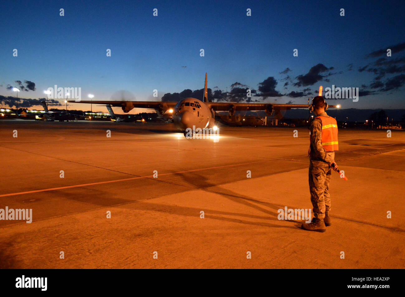 Ein Flugzeug der Luftwaffe c-130 Hercules taxis auf grüne Rampe während des gemeinsamen Trainings globale Antwort Expeditor am 15. Januar 2014, an Papst Army Airfield, Fort Bragg, N.C. Der Zweck dieser Übung war United States Transportation Command Einheiten, Air Mobility Command Kräfte und Elemente des XVIII Airborne Corps, als Teil der globalen Reaktionskräfte zu reagieren und zur Durchführung gemeinsamer gewaltsame Eintrag Operationen vorzubereiten. Diese Übung ausgeführt gemeinsame gewaltsame Eintrag Operationen zur Unterstützung einer kombinierten Joint Task Force Verwendung von Drop-Zones im Joint Readiness Training Center, Fort Polk, Louisiana Luft mobilit Stockfoto