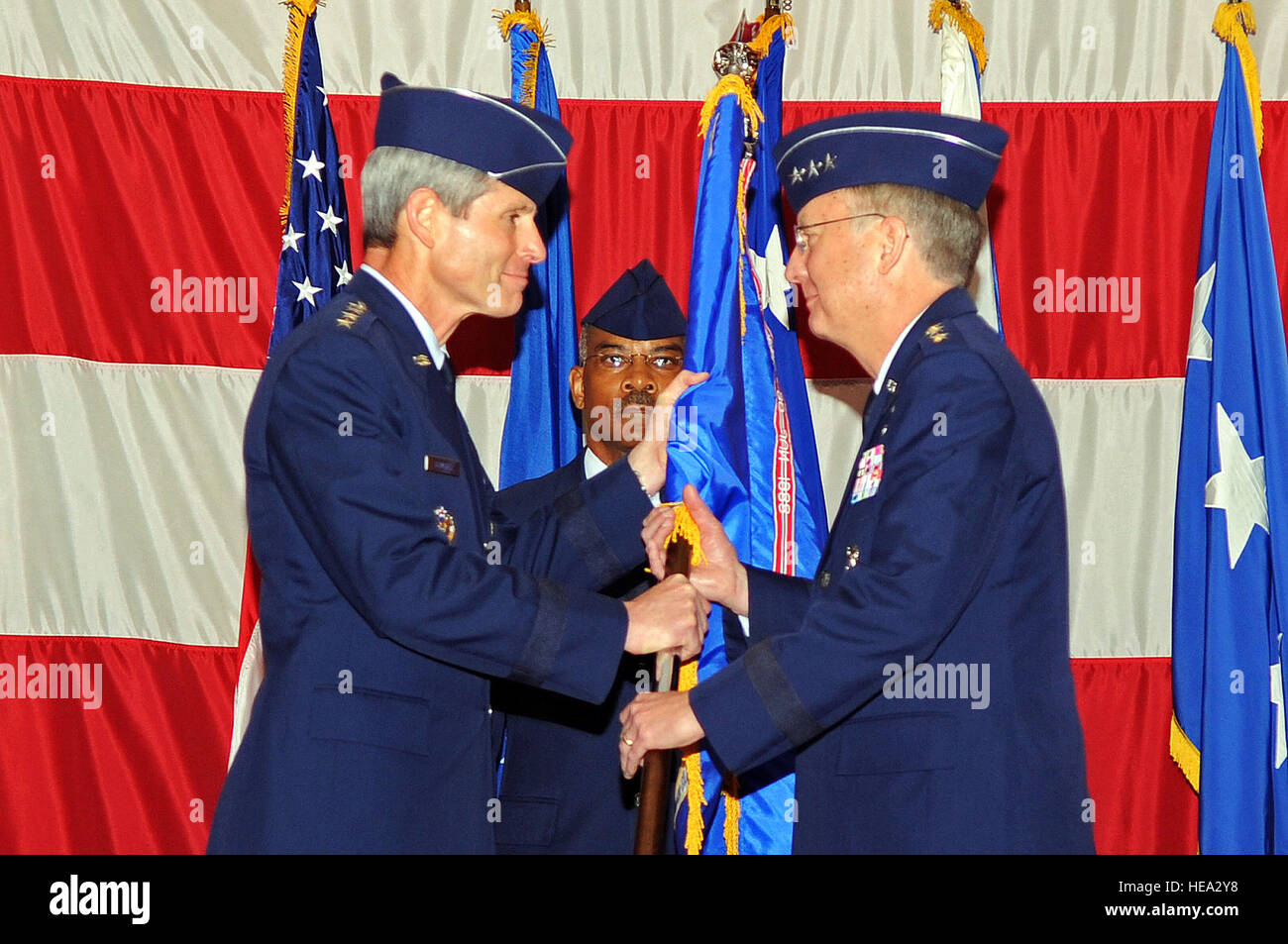 Air Force Chief Of Staff General Norton Schwartz übergibt die Air Force Global Strike Command Guidon an Generalleutnant Frank G. Klotz, Kommandant, während der Aktivierungszeremonie des großen Befehls 7. August Barksdale Air Force Base, La. Die AFGSC bieten bereite Kampftruppen zur Durchführung strategischer nukleare Abschreckung und global Strike Maßnahmen zur Erhöhung der Kampfkommandanten.  Senior Airman Alexandra M. Longfellow) Stockfoto