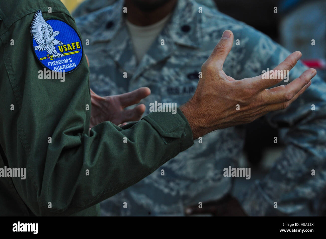 California Air National Guard Generalmajor Jon Kelk, sowohl der ANG Mobilisierung Assistent zur US Air Forces in Europe/Air Forces Africa Commander und der Kommandant, Chef des Stabes des CANG, macht einen Punkt während des Sprechens zu Flieger während der rumänischen Luftwaffe 71. Air Base Flugschau und Tag der offenen Tür am Campia Turzii 194. Expeditionary Kämpfer-Geschwader zugewiesen , Rumänien, 23. Juli 2016. Die Luftfahrt-Demonstration fand statt während der Mitte der 194. EFS sechs Monate lang Theater Security-Paketbereitstellung nach Europa zur Unterstützung der Operation Atlantic zu beheben, die darauf abzielt, t zu stärken Stockfoto