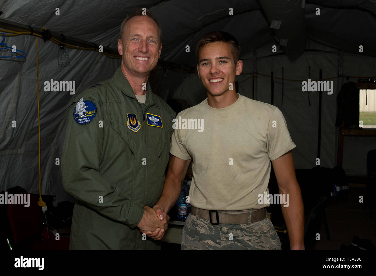 California Air National Guard Generalmajor Jon Kelk, sowohl der ANG Mobilisierung Assistent zur US Air Forces in Europe/Air Forces Africa Commander und der Kommandant, Stabschef der CANG schüttelt die Hand mit der US Air Force Airman 1st Class Anthony Cooper, ein Pflaster und Bau Ausrüstung Lehrling zur 194. Expeditionary Fighter Squadron versetzt, bei Campia Turzii, Rumänien , 23. Juli 2016. Kelke gratulierte Cooper, ursprünglich zugewiesenen 52. Bauingenieur-Geschwader auf der Spangdahlem Air Base, Deutschland, für herausragende Leistungen während der 194. EFS sechs Monate lang Theater Secur gezeigt hat Stockfoto
