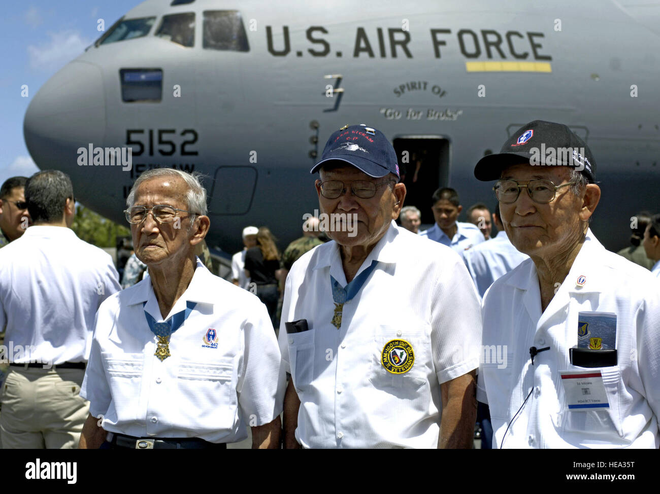 Ein C-17 Globemaster III mit dem Namen „The Spirit of Go for Broken“ kommt auf der Hickam Air Force Base auf Hawaii an und ehrt das 442. Combat Regimental Team. Stockfoto