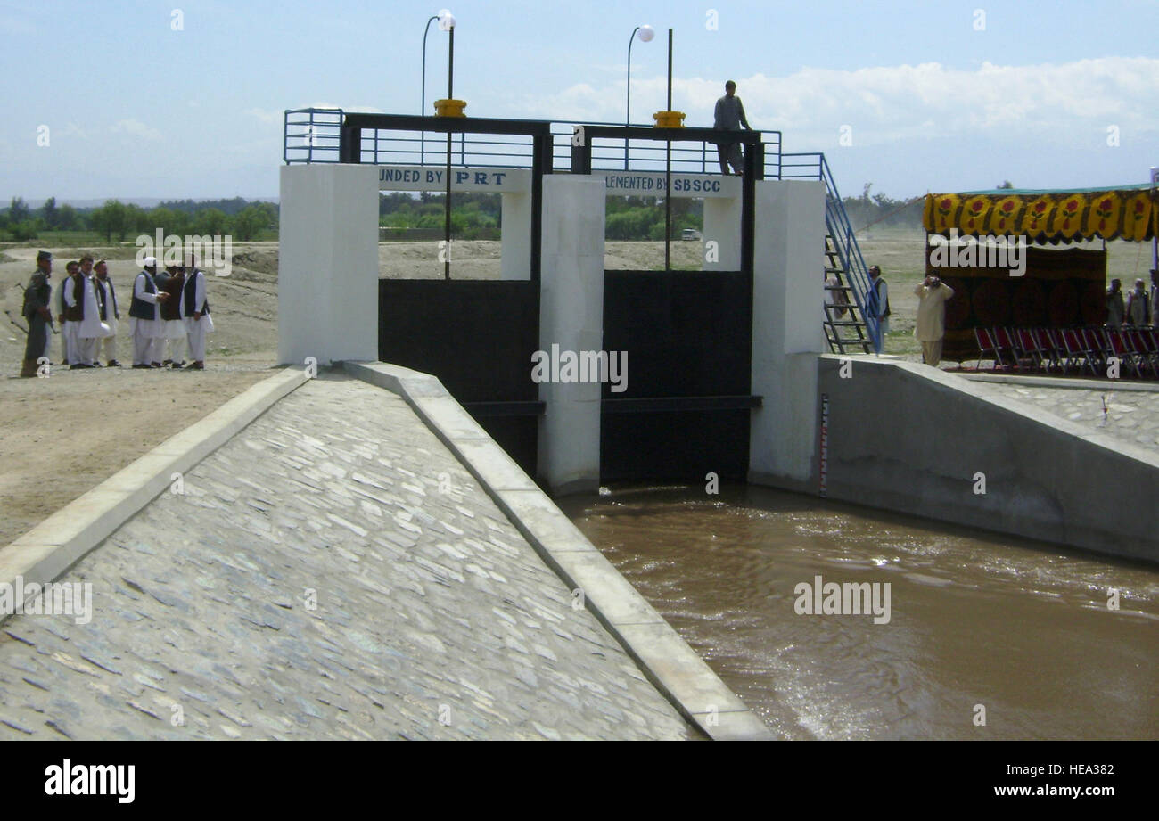 Nangarhar Provincial Reconstruction Team finanziert ein Projekt $ 2,8 Millionen für die Provinz Grand Canal, 63 KM des Kanals zu reparieren.  Das Projekt umfasste die Reparatur von 850 Tore und Einbau von fünf neuen Siphons, einschließlich des hier gezeigten Moqam Khan-Siphons.   Capt Dustin Hart) Stockfoto