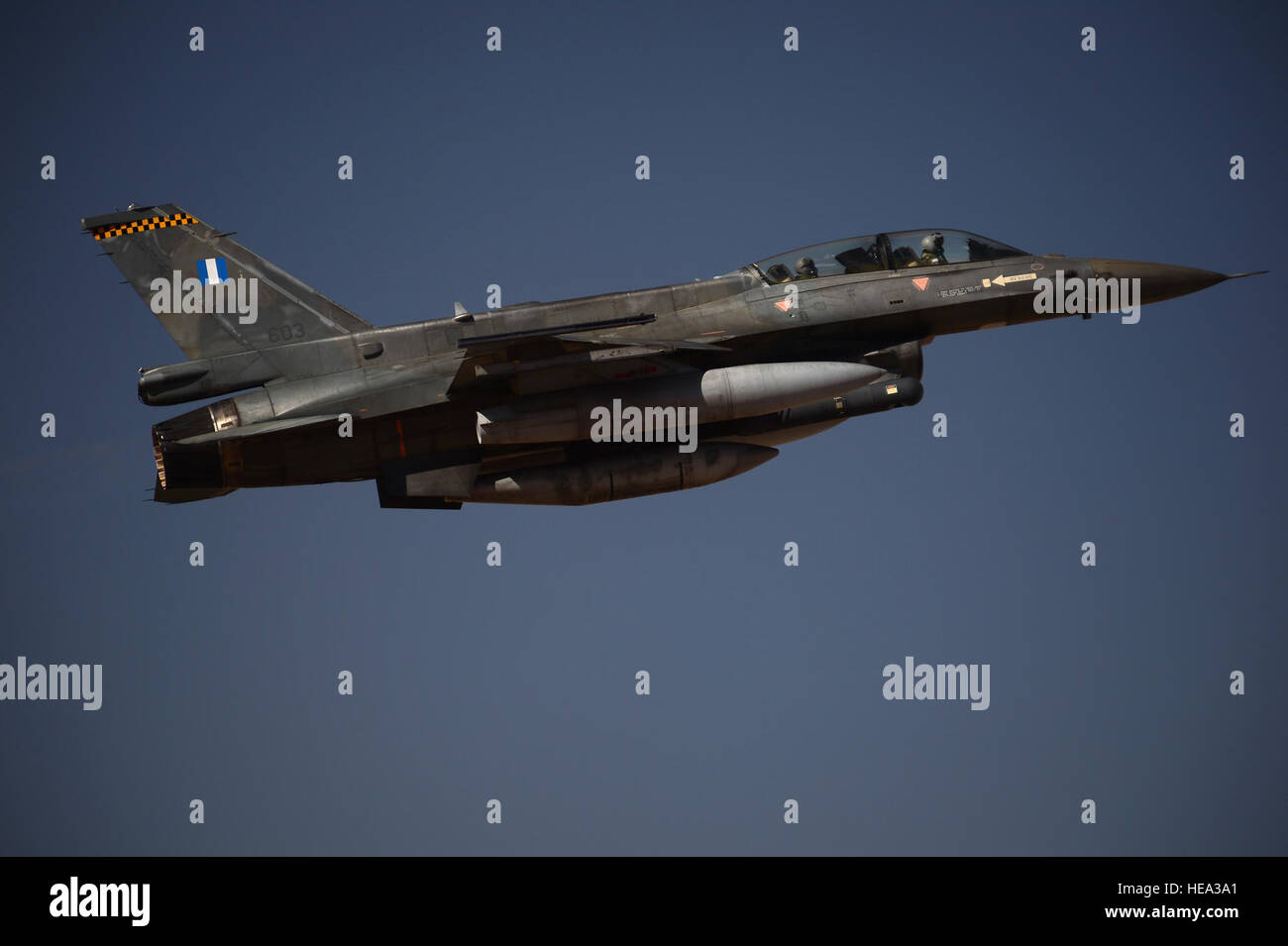 Eine griechische Luftwaffe f-16 fährt auf einem Kampfeinsatz während die blaue Flagge-Übung auf Uvda Air Force Base in Israel 25. November 2013.  Flugzeuge aus der 492nd Fighter Squadron eingesetzt, um an der Übung teilnehmen, die verbesserte Einsatzfähigkeit, Kampfkraft, Verständnis und Zusammenarbeit zwischen den USA, Israel, Griechenland und Italien gefördert.  Das Gerät beschäftigt mehrere schwere Luft-Verteidigung-Vermögen, Basis Bodenziele und simulierten Opposition Kräfte, um kombinierte Operationen Anforderungen gerecht zu werden.  Master Sergeant Lee Osberry Stockfoto