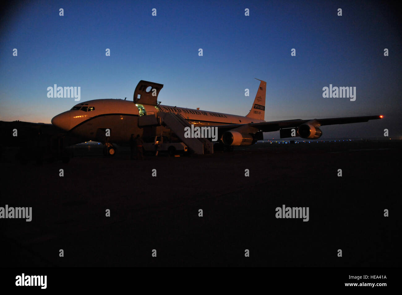 OC-135B Beobachtung Flugzeug aus dem 45. durchläuft Vorflugkontrollen 16. Jan um gemeinsame Basis Andrews Reconasaunce Squadron in Offutt AFB, Nb. Die OC-135B dient zur Durchführung von Flügen Beobachtung zur Unterstützung der Open Skies-Vertrag.   Airman 1st Class Perry Aston) (veröffentlicht) Stockfoto