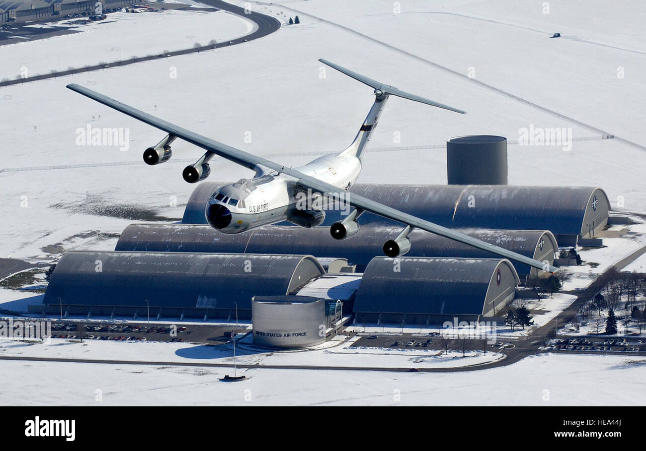 Ein c-141 Starlifter Flugzeug, besser bekannt als das Hanoi Taxi, fliegt über seine bald-zu-sein neues Zuhause im Nationalmuseum der US Air Force angrenzend an Wright-Patterson AFB, Ohio, Dez. 13.  Bekanntheit erlangte dieses besondere Flugzeug, wenn es verwendet wurde, um amerikanische Kriegsgefangene nach Hause am Ende des Vietnam Krieges zurück.  Als der letzte operative c-141 in Air Force Reserve Command 445 Airlift Wing soll der historische Flugzeuge in den Ruhestand und 5.-6. Mai gewidmet im Museum sein.  Die Reserve Flügel begann seine C-141s mit c-5 Frachtflugzeuge im Oktober ersetzen und planen, haben insgesamt 11 Stockfoto