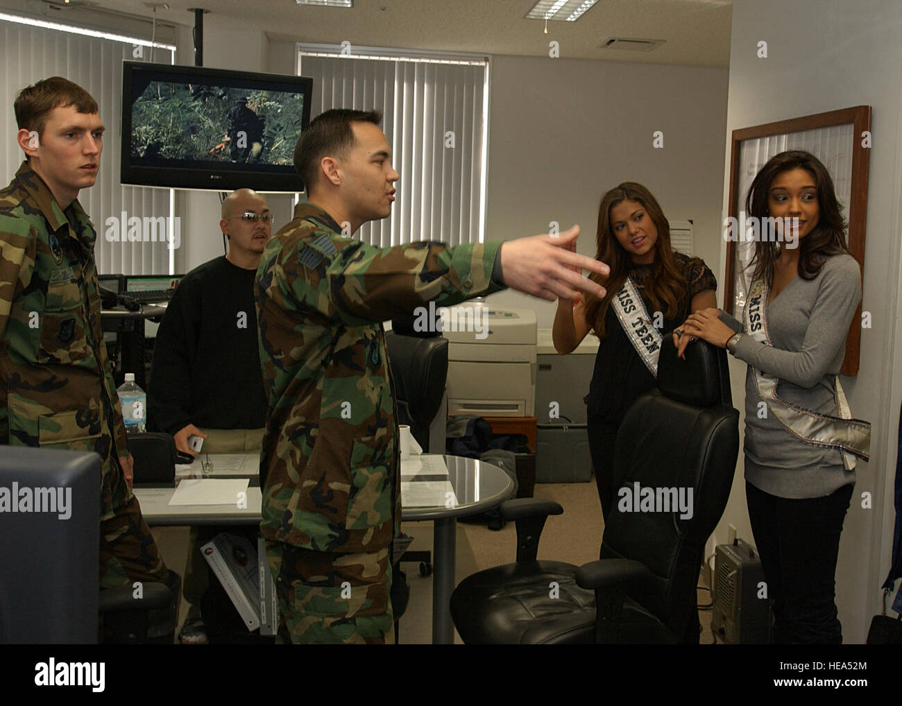 Auf der Yokota Air Base, Japan, führten Mitglieder der 374th Civil Engineer Squadron Besuchern eine Führung durch die Feuerwehr durch und demonstrierten Operationen und Einrichtungen im Rahmen eines Militärstützpunktes. Stockfoto