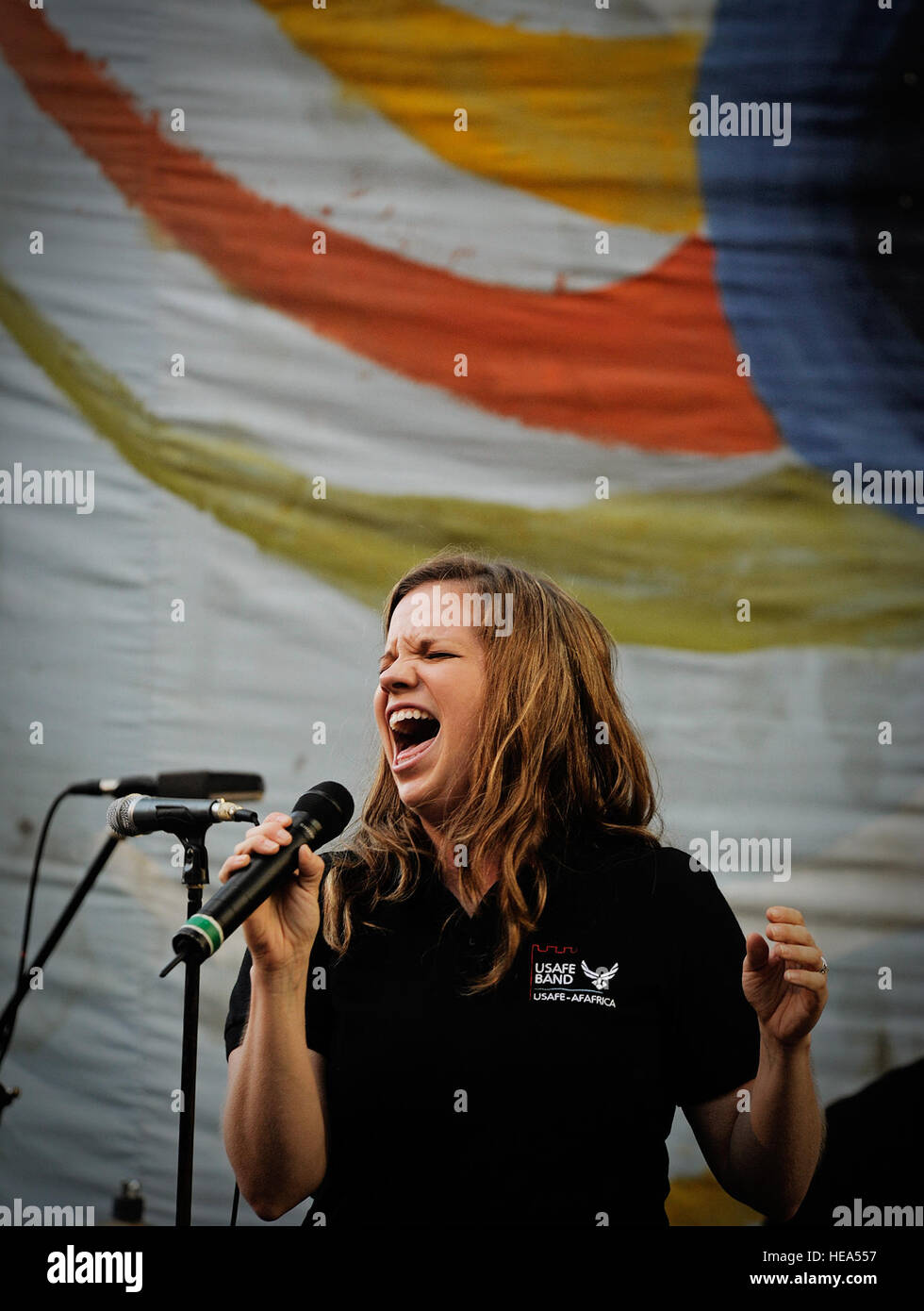Senior Airman Melissa Lakore, US-Luftstreitkräfte in Europa und Afrika Air Force Band Sänger führt während eines Konzerts in Dakar, Senegal, 14. Juni 2014, in einem lokalen kulturellen Zentrum. USAFE-AFAFRICA Flieger sind im Senegal für afrikanische Partnerschaft Flug, ein Programm zur Verbesserung der Kommunikation und Interoperabilität zwischen regionalen Partnern in Afrika. Die Band spielt mehrere Locations in der Umgebung, Kindern und Musikern durch die universelle Sprache der Musik zu begeistern.  Staff Sgt. Ryan Crane) Stockfoto